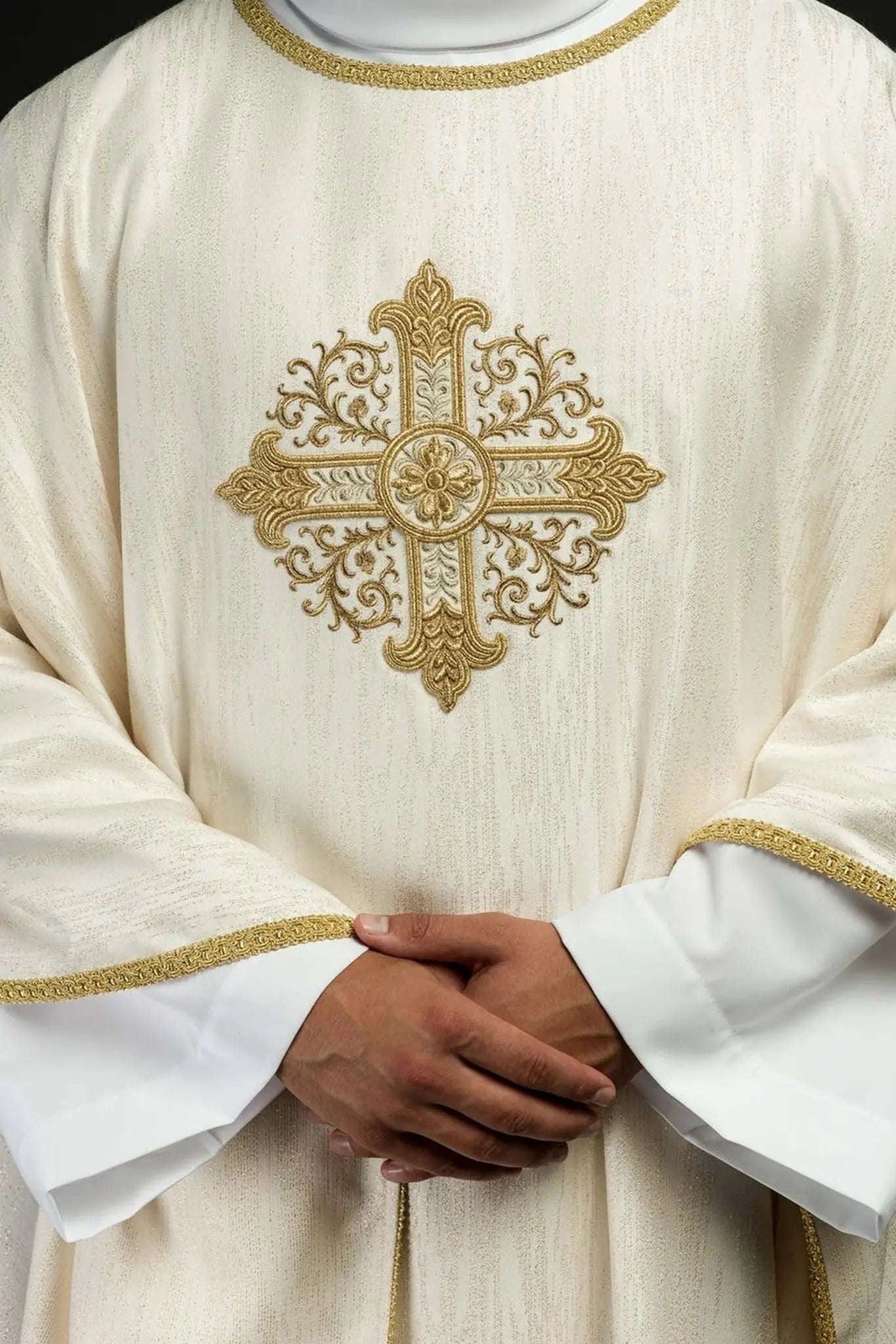 Chasuble écrue avec motif de croix brodé sur tissu décoratif