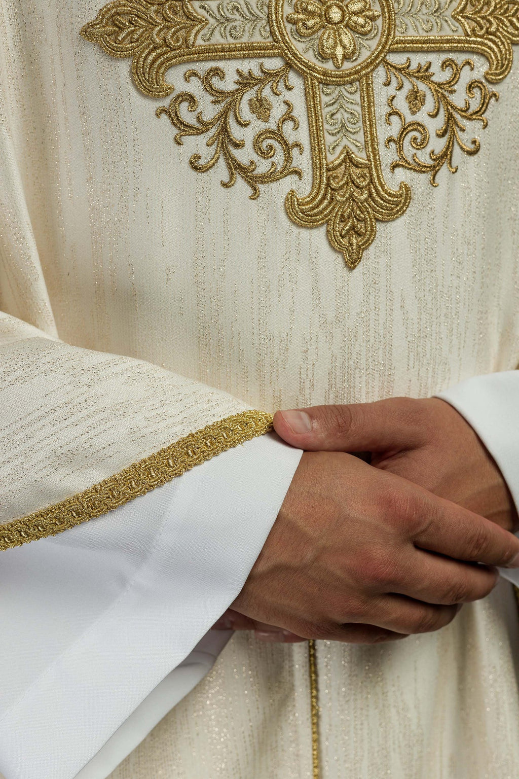 Ecru ornat z haftowanym motywem krzyża na ozdobnej tkaninie - ORNATY.PL