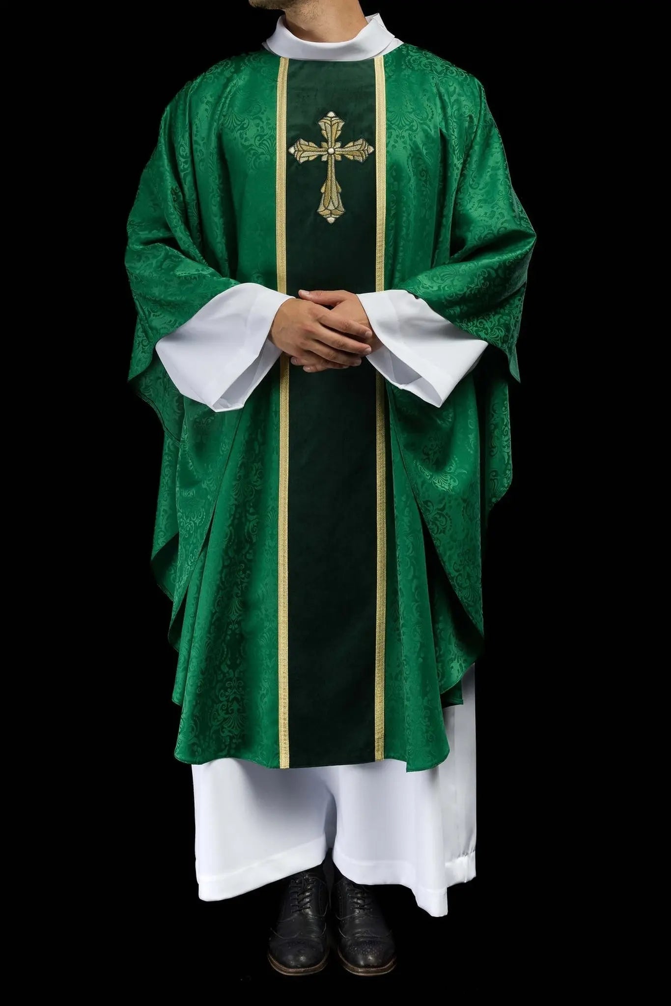 Chasuble liturgique verte avec bande et croix brodée sur tissu jacquard