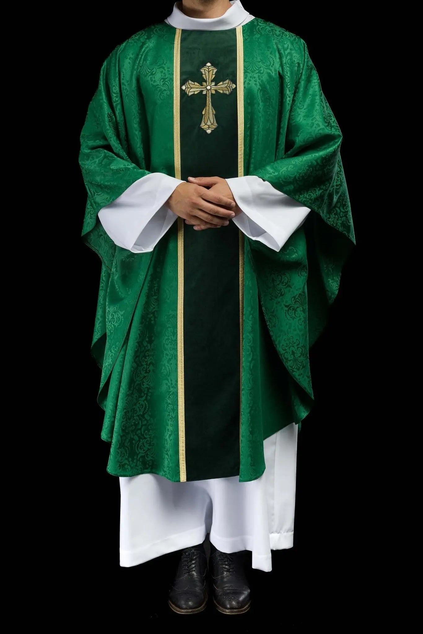 Chasuble liturgique verte avec bande et croix brodée sur tissu jacquard