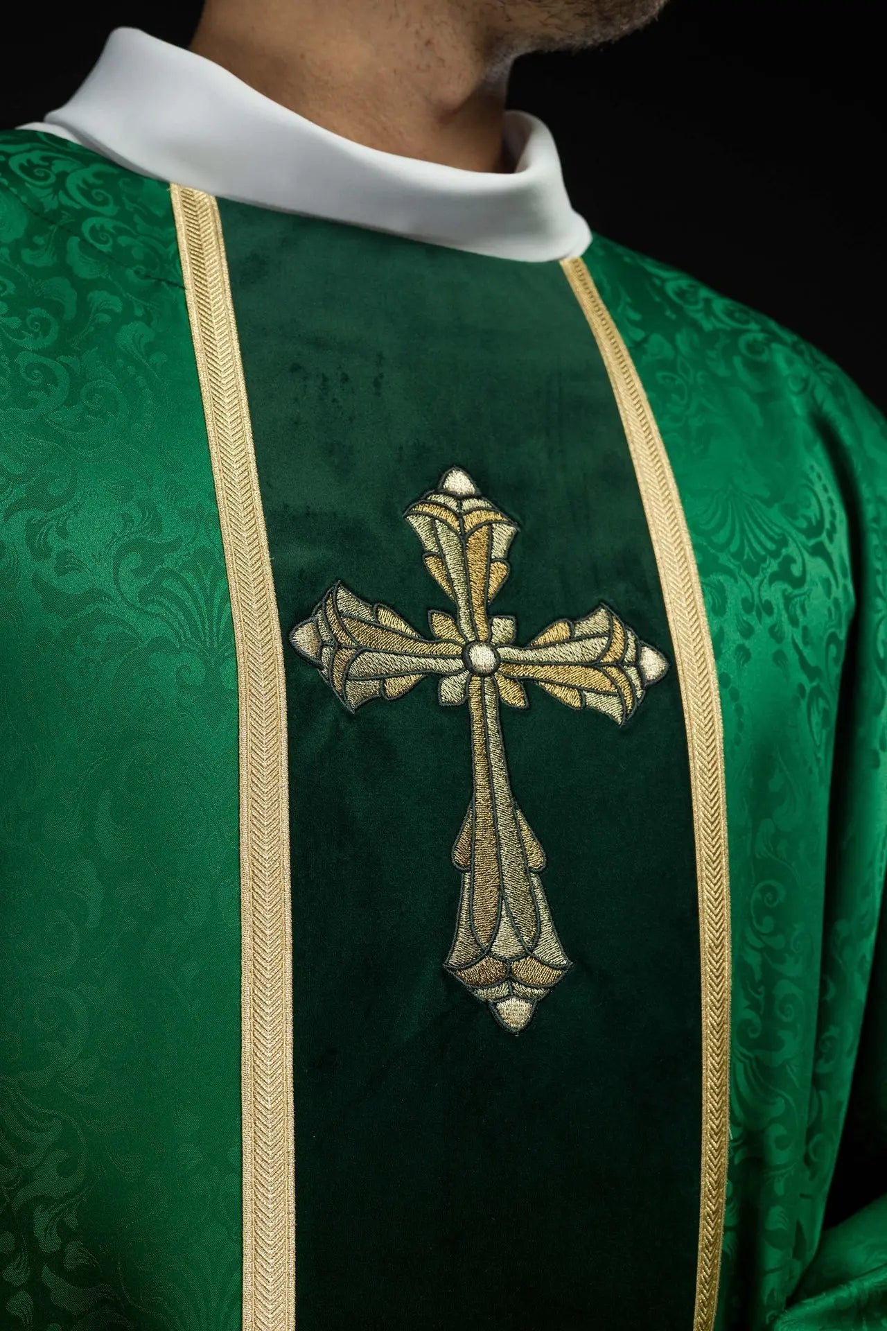 Chasuble liturgique verte avec bande et croix brodée sur tissu jacquard