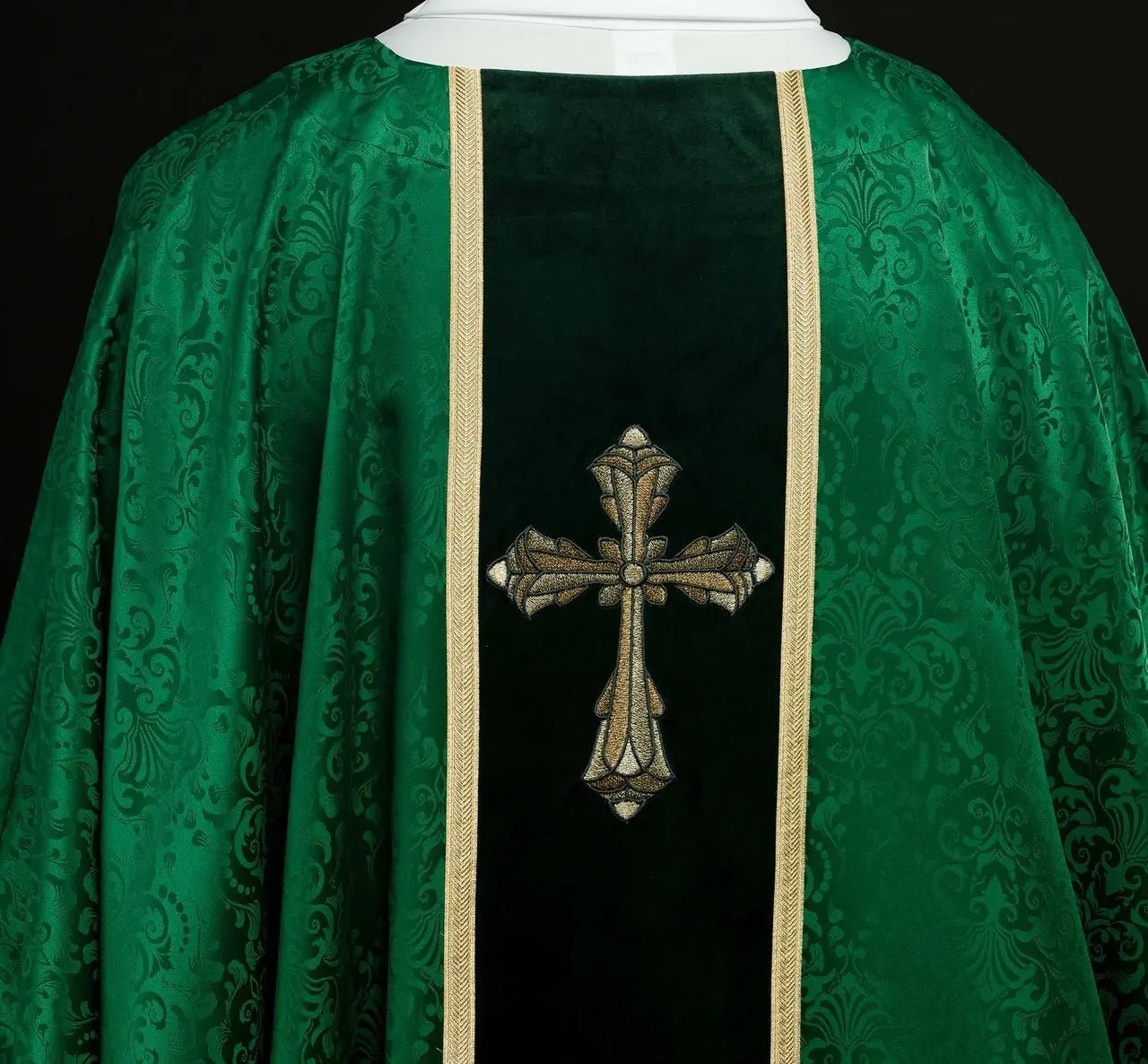 Chasuble liturgique verte avec bande et croix brodée sur tissu jacquard