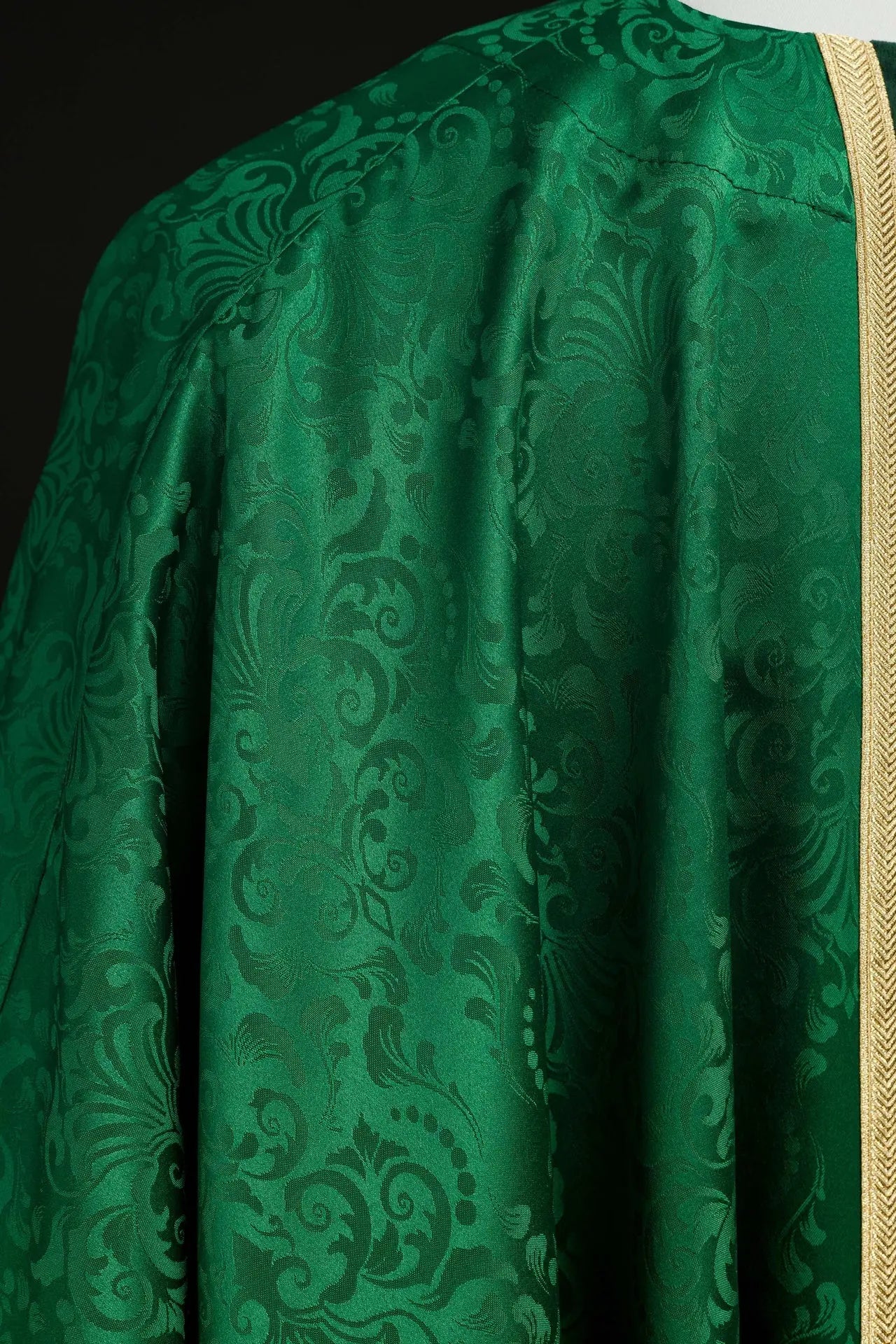 Chasuble liturgique verte avec bande et croix brodée sur tissu jacquard