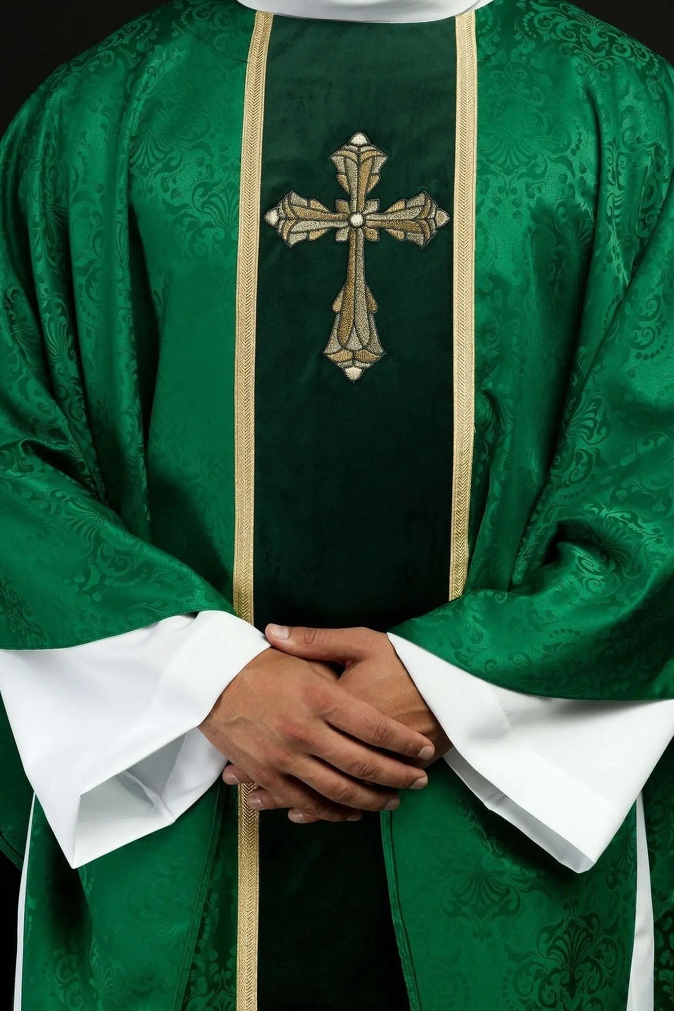 Chasuble liturgique verte avec bande et croix brodée sur tissu jacquard
