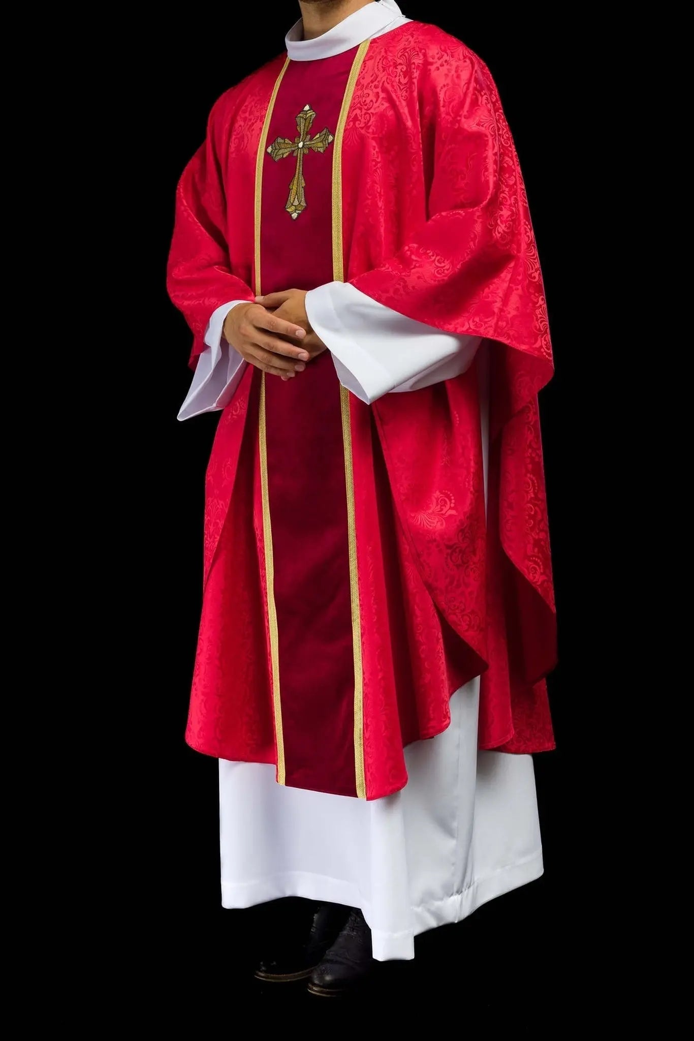 Chasuble liturgique rouge avec bande et croix brodée sur tissu jacquard