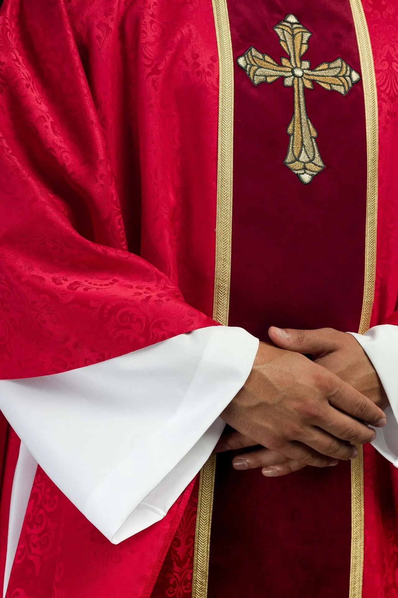 Chasuble liturgique rouge avec bande et croix brodée sur tissu jacquard