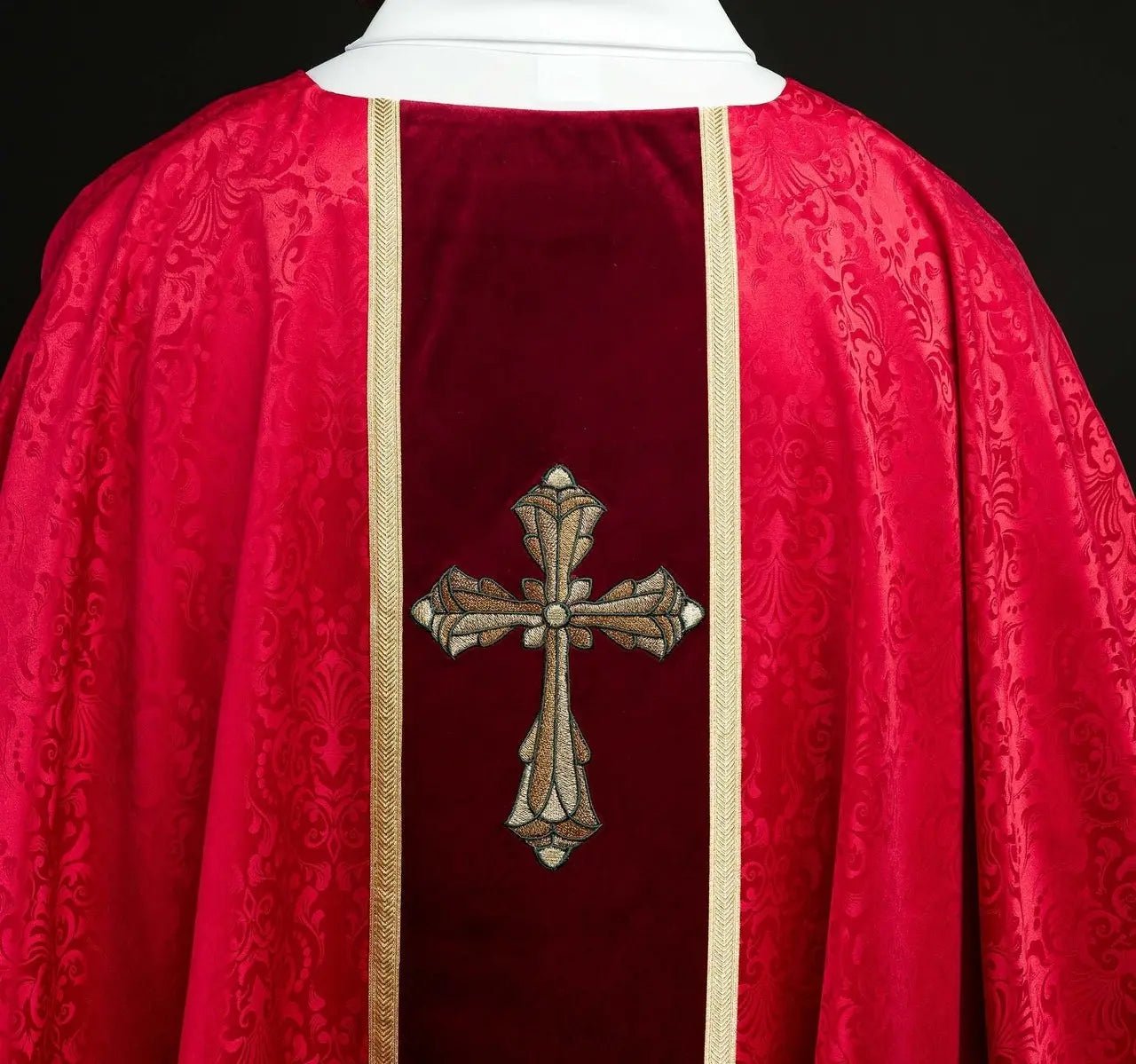 Chasuble liturgique rouge avec bande et croix brodée sur tissu jacquard