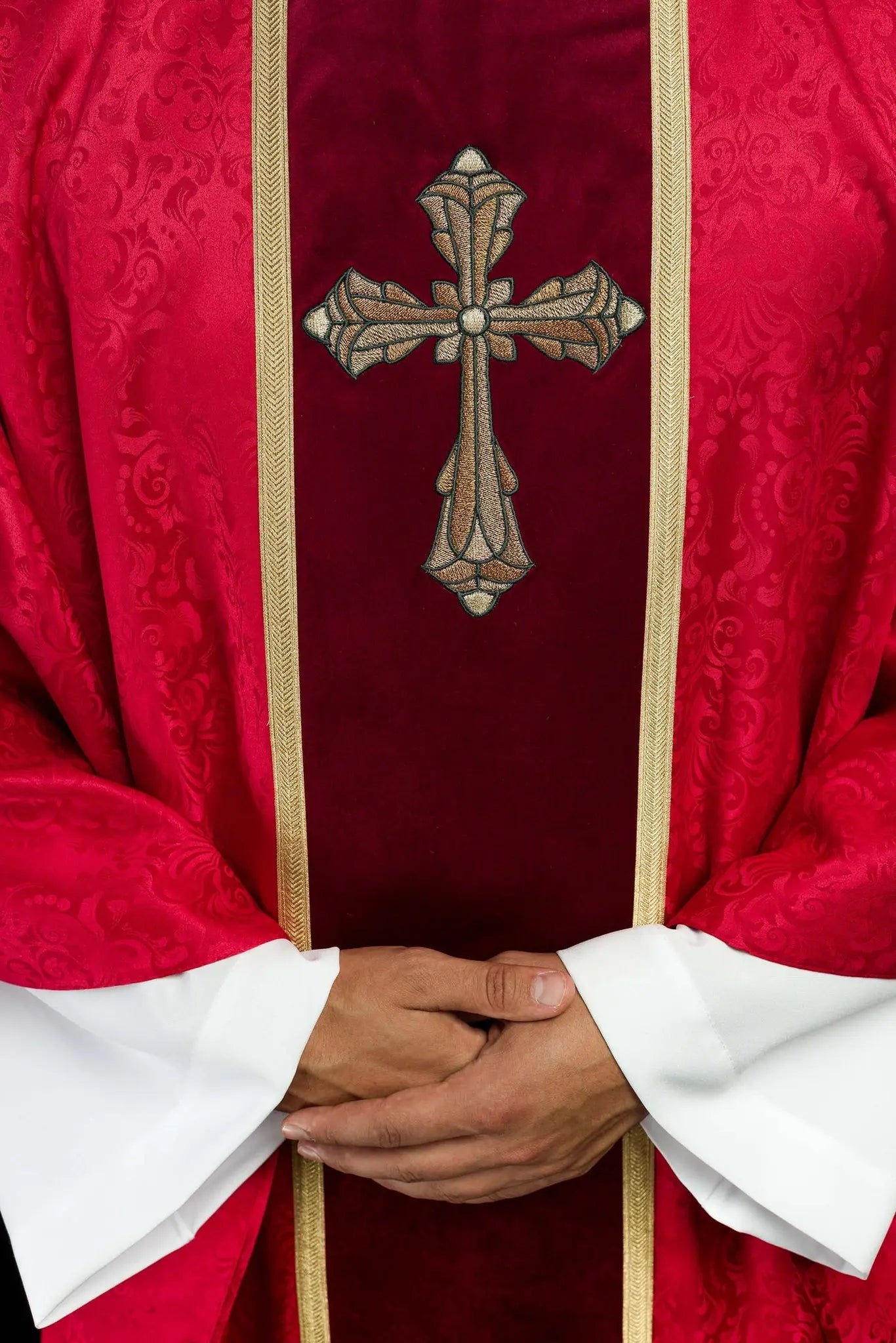 Chasuble liturgique rouge avec bande et croix brodée sur tissu jacquard