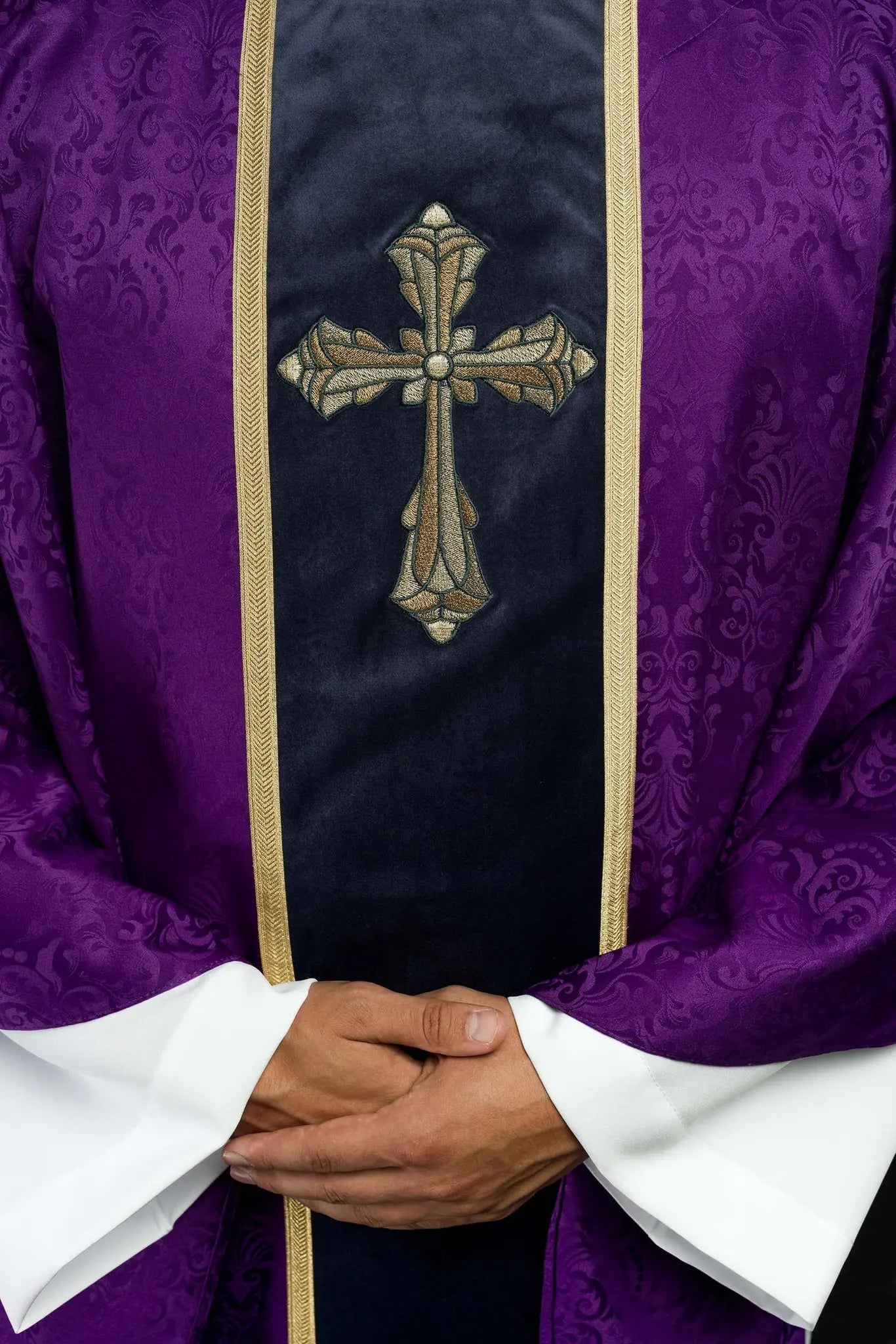 Chasuble liturgique violette avec bande et croix brodée sur tissu jacquard