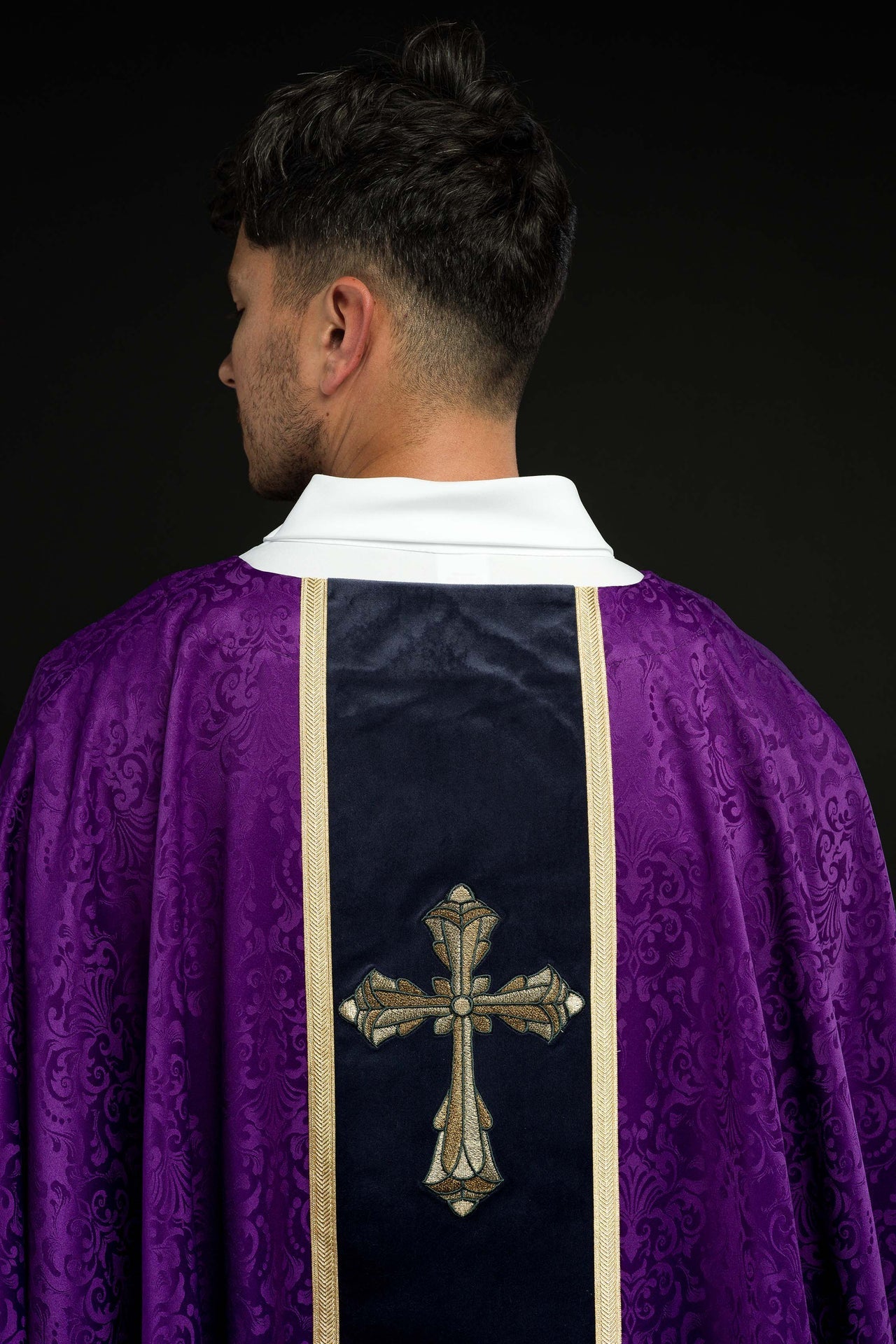 Ornat liturgiczny fioletowy z pasem i haftem krzyża na tkaninie żakardowej - ORNATY.PL