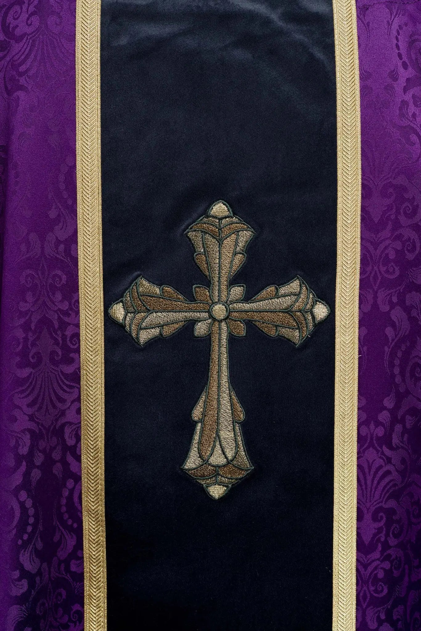 Chasuble liturgique violette avec bande et croix brodée sur tissu jacquard