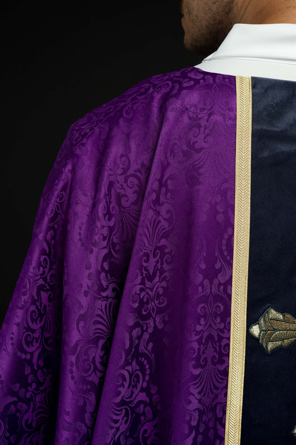 Ornat liturgiczny fioletowy z pasem i haftem krzyża na tkaninie żakardowej - ORNATY.PL