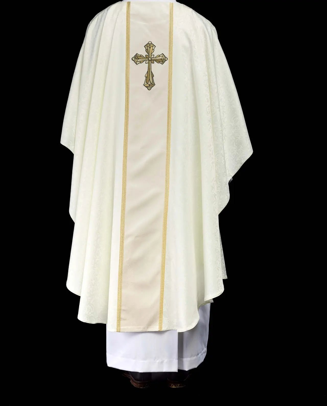 Chasuble liturgique en écru avec une bande centrale et une croix brodée sur tissu jacquard