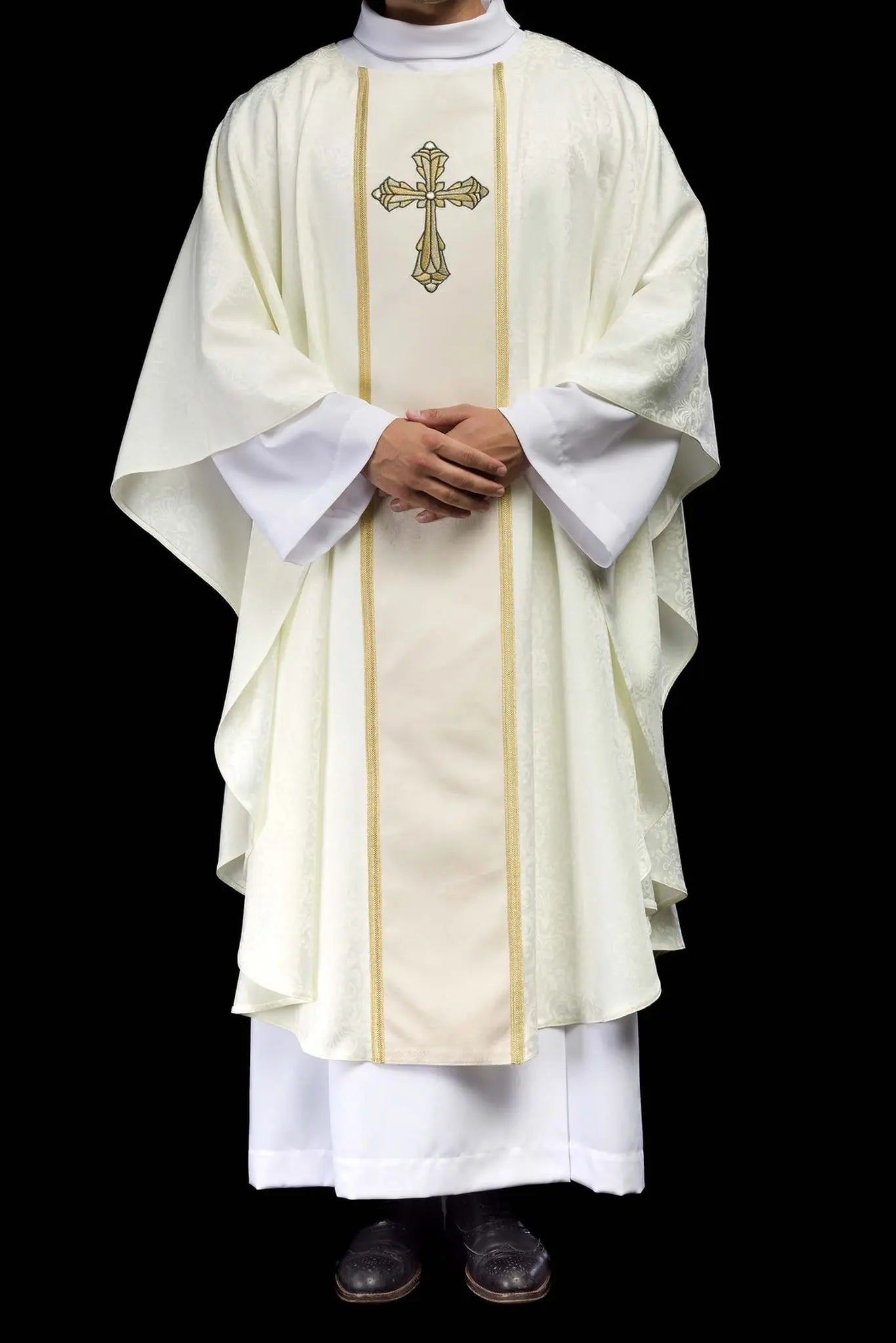 Chasuble liturgique en écru avec une bande centrale et une croix brodée sur tissu jacquard