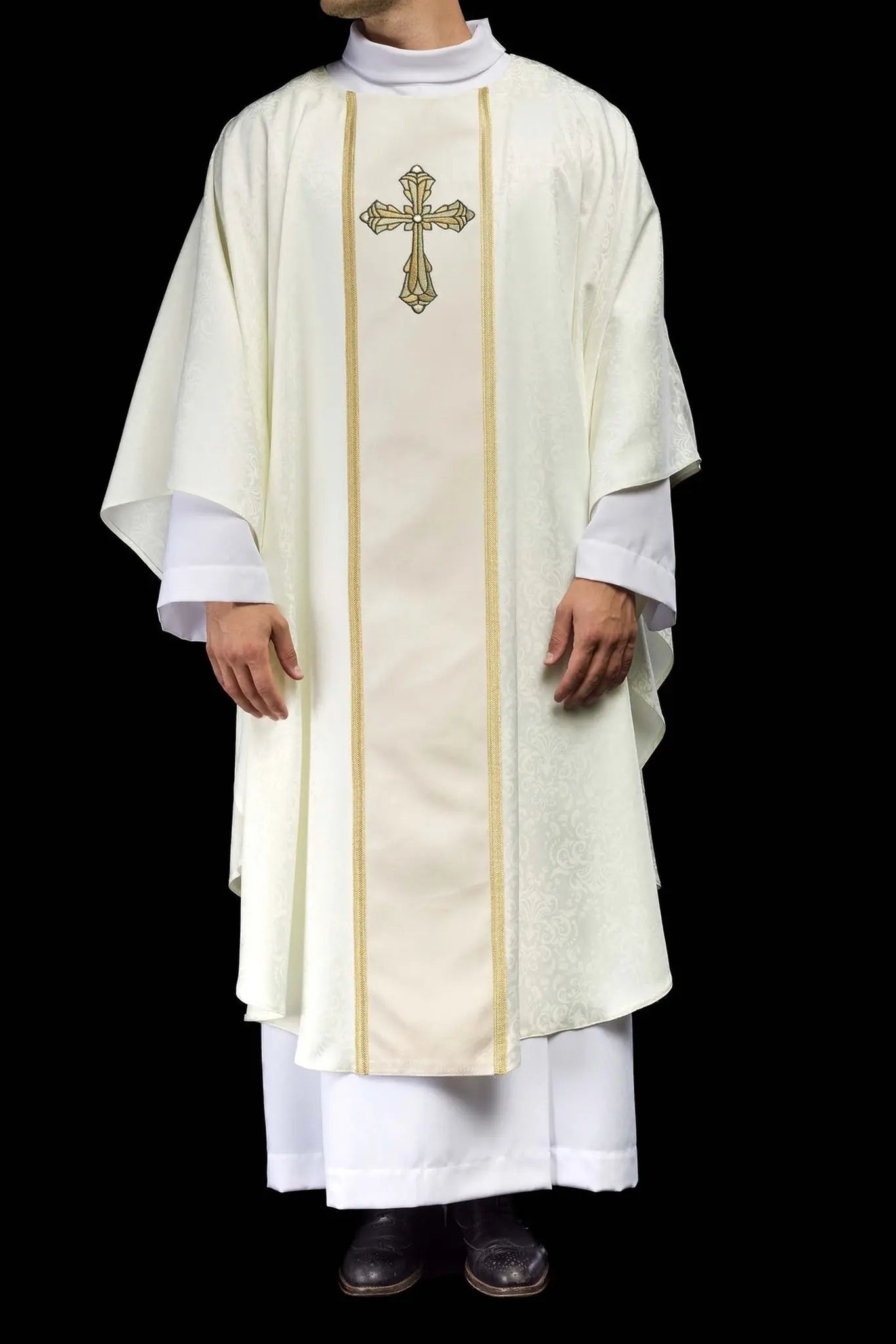 Chasuble liturgique en écru avec une bande centrale et une croix brodée sur tissu jacquard