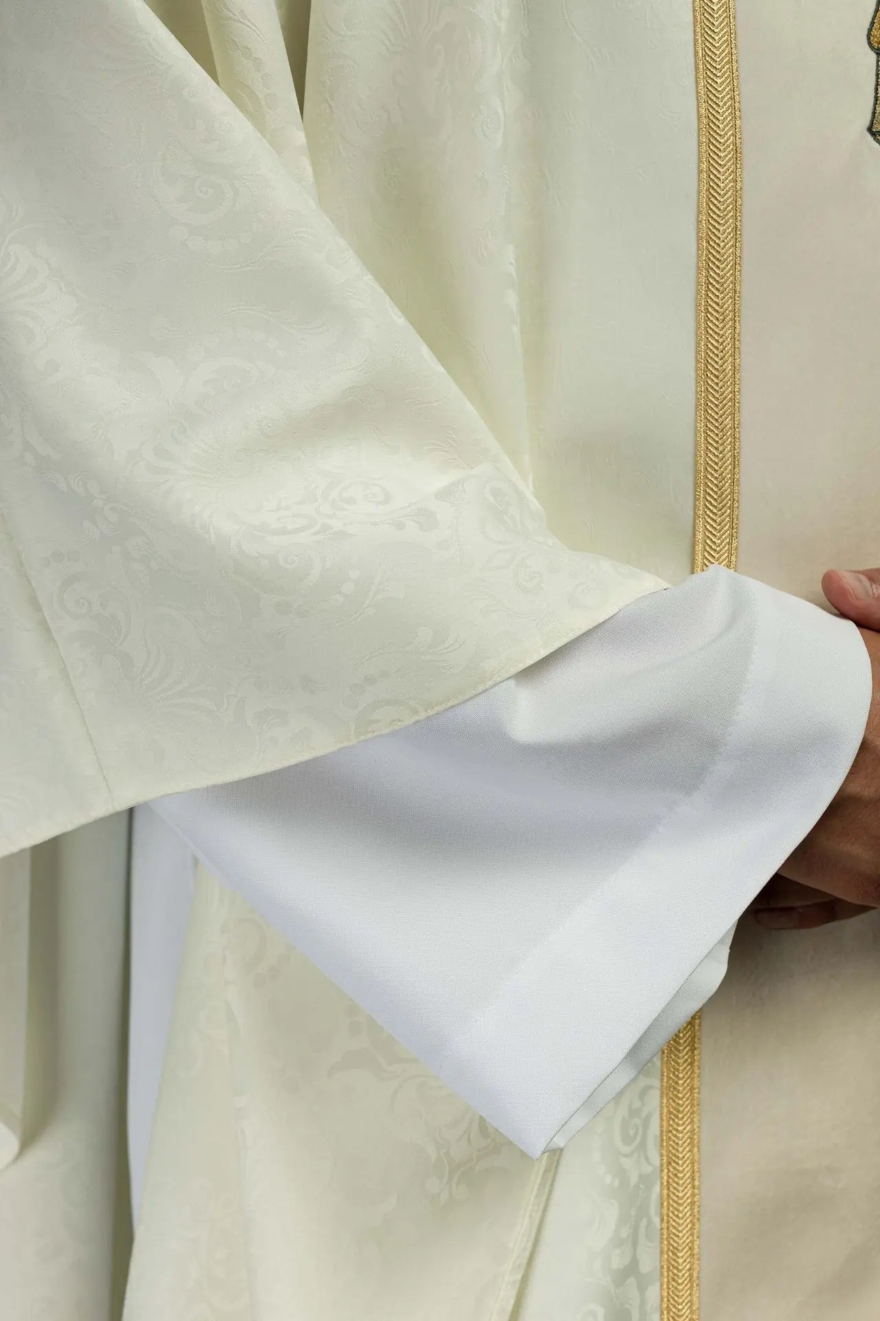 Chasuble liturgique en écru avec une bande centrale et une croix brodée sur tissu jacquard