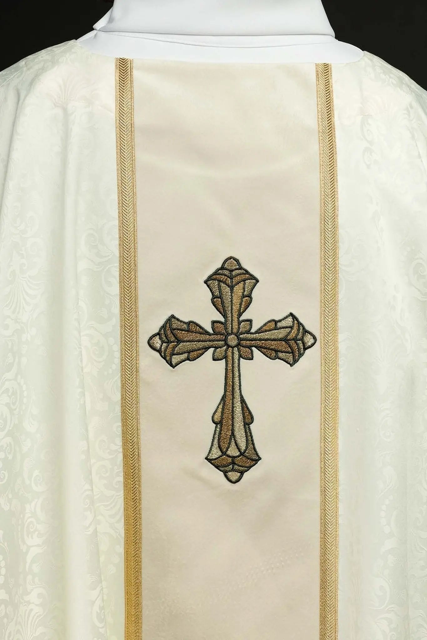 Chasuble liturgique en écru avec une bande centrale et une croix brodée sur tissu jacquard