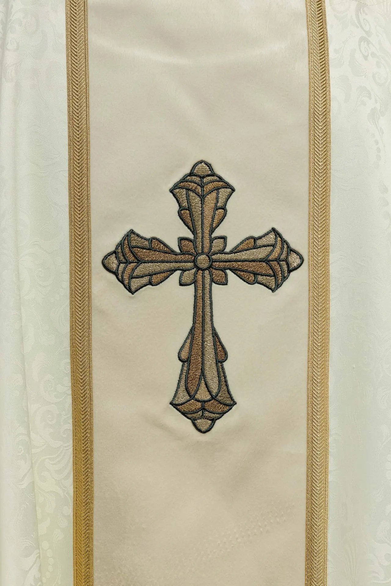 Chasuble liturgique en écru avec une bande centrale et une croix brodée sur tissu jacquard