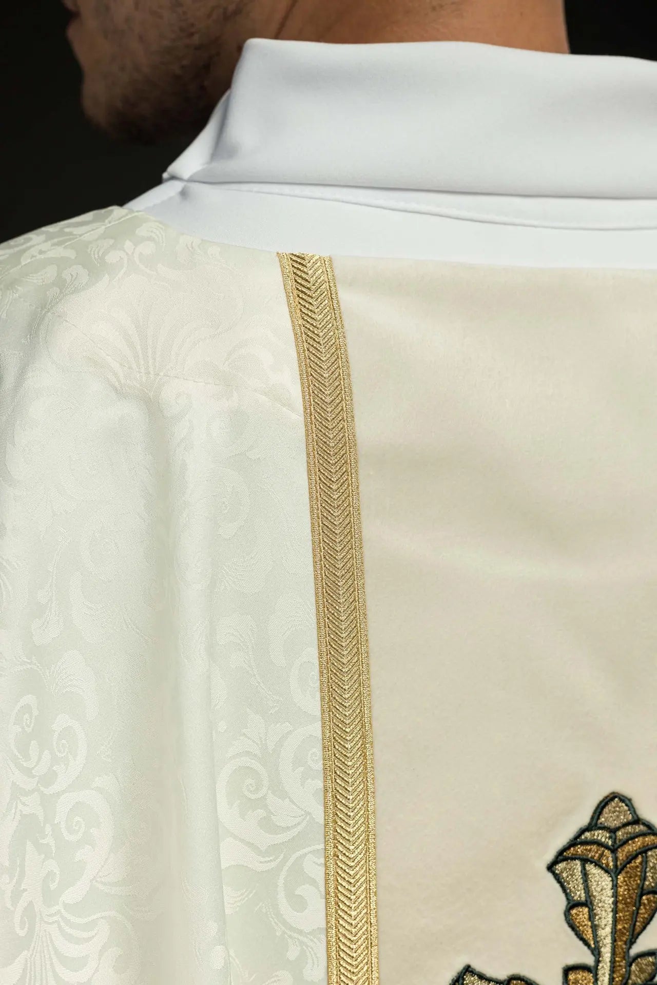 Chasuble liturgique en écru avec une bande centrale et une croix brodée sur tissu jacquard