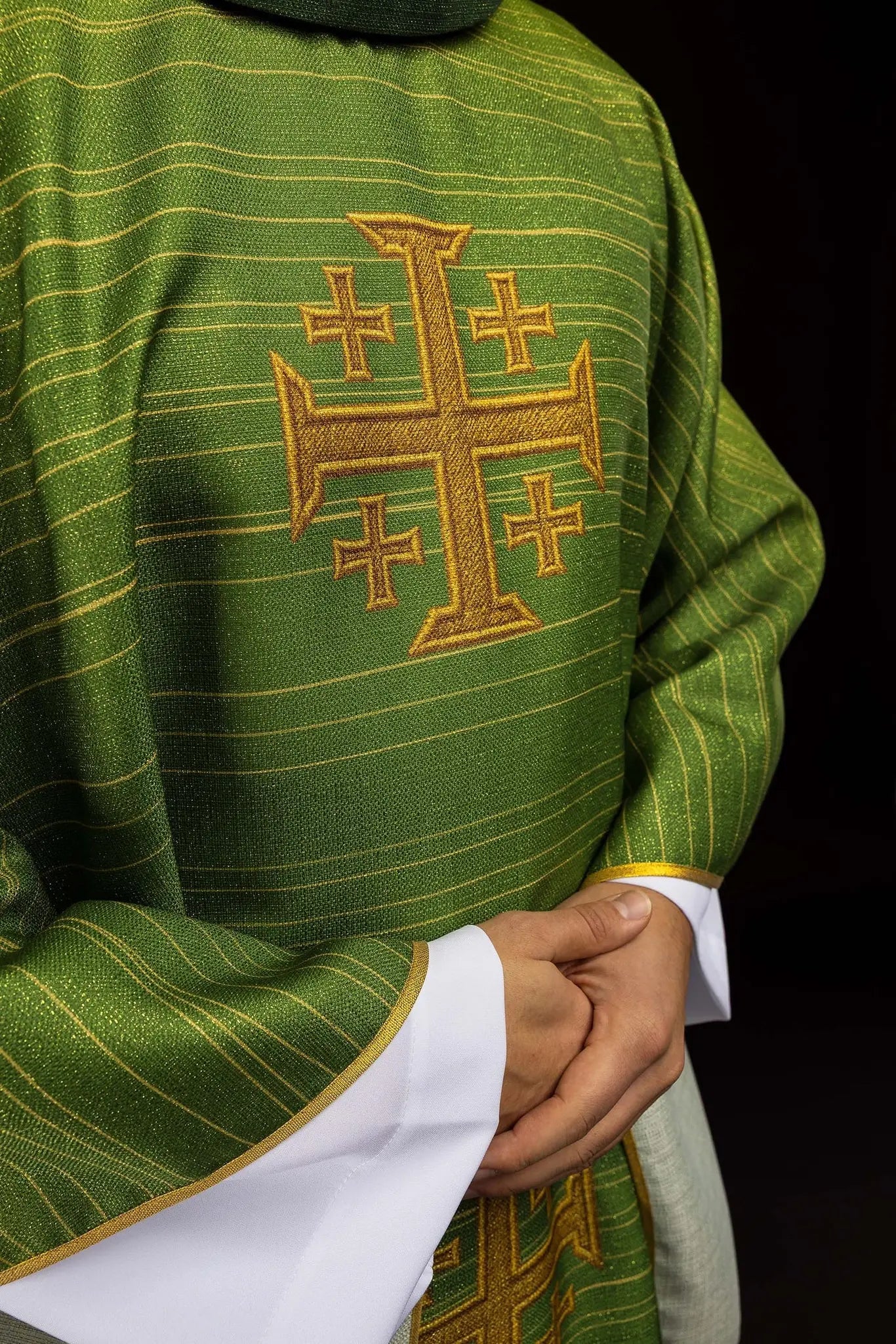 Chasuble verte imprimée avec la Croix de Jérusalem