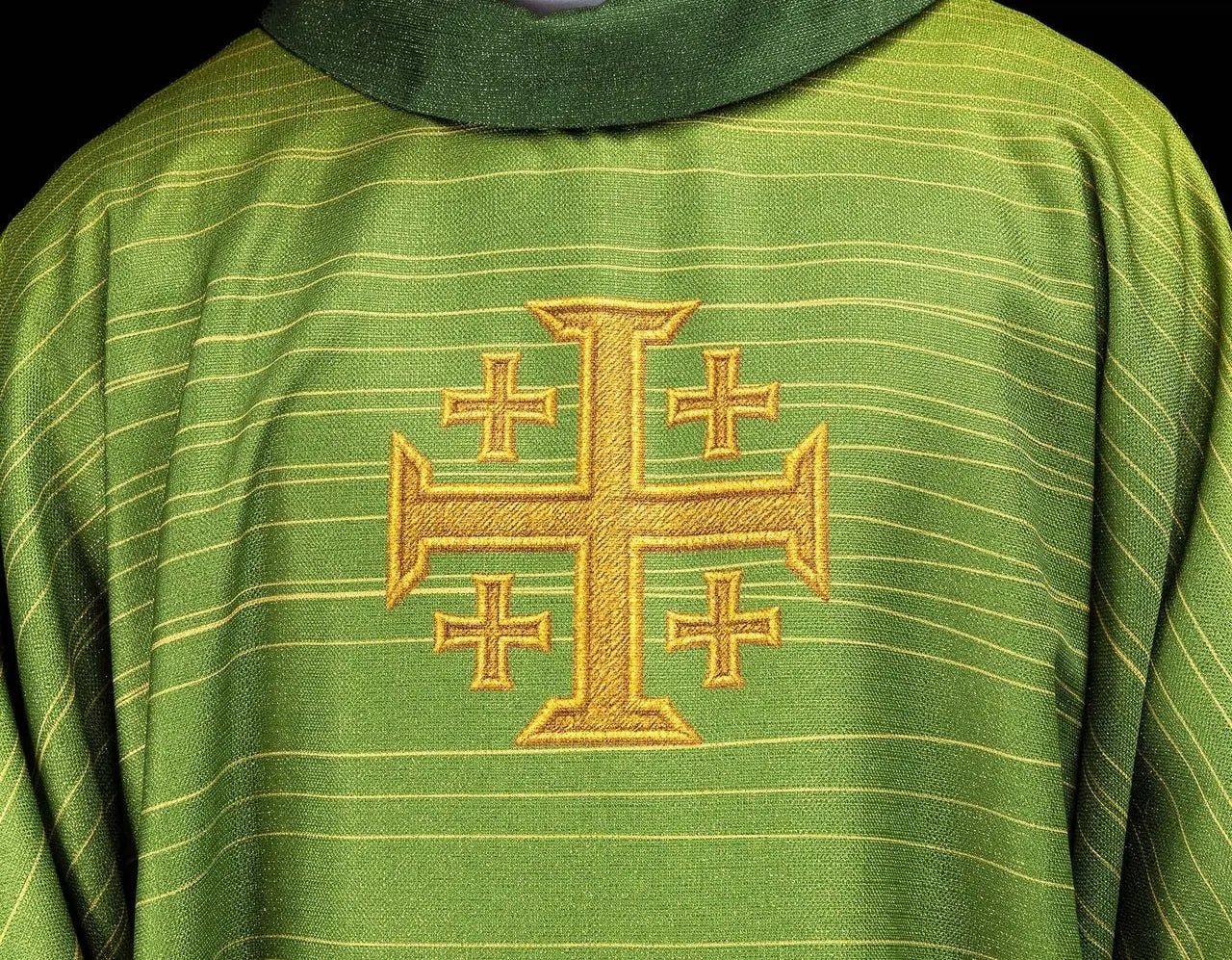 Chasuble verte imprimée avec la Croix de Jérusalem