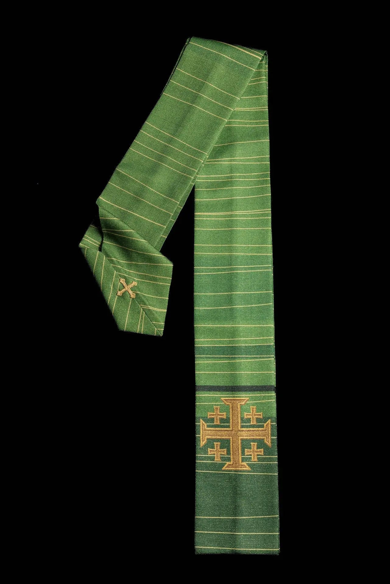 Chasuble verte imprimée avec la Croix de Jérusalem