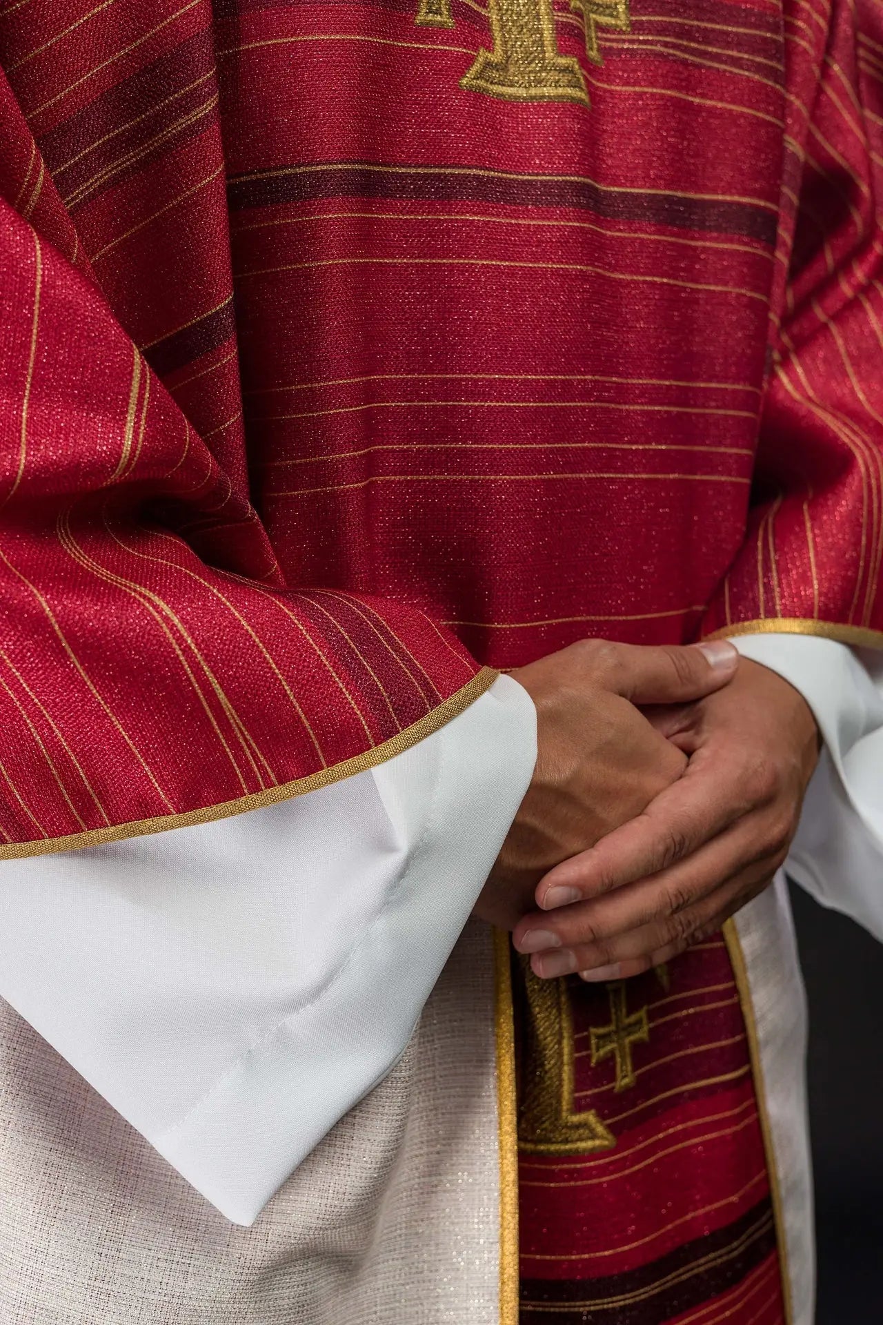Chasuble imprimée avec croix de Jérusalem rouge