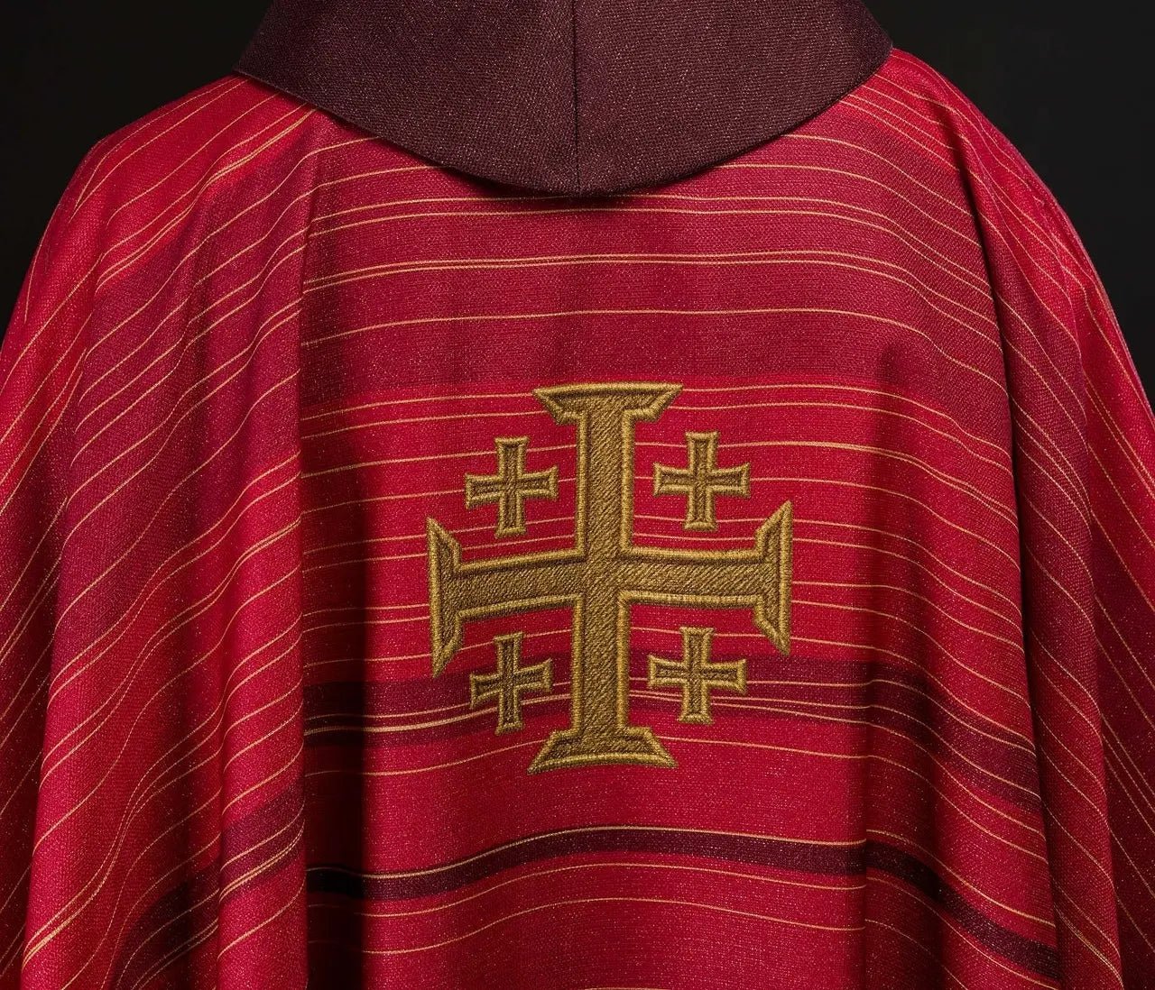 Chasuble imprimée avec croix de Jérusalem rouge