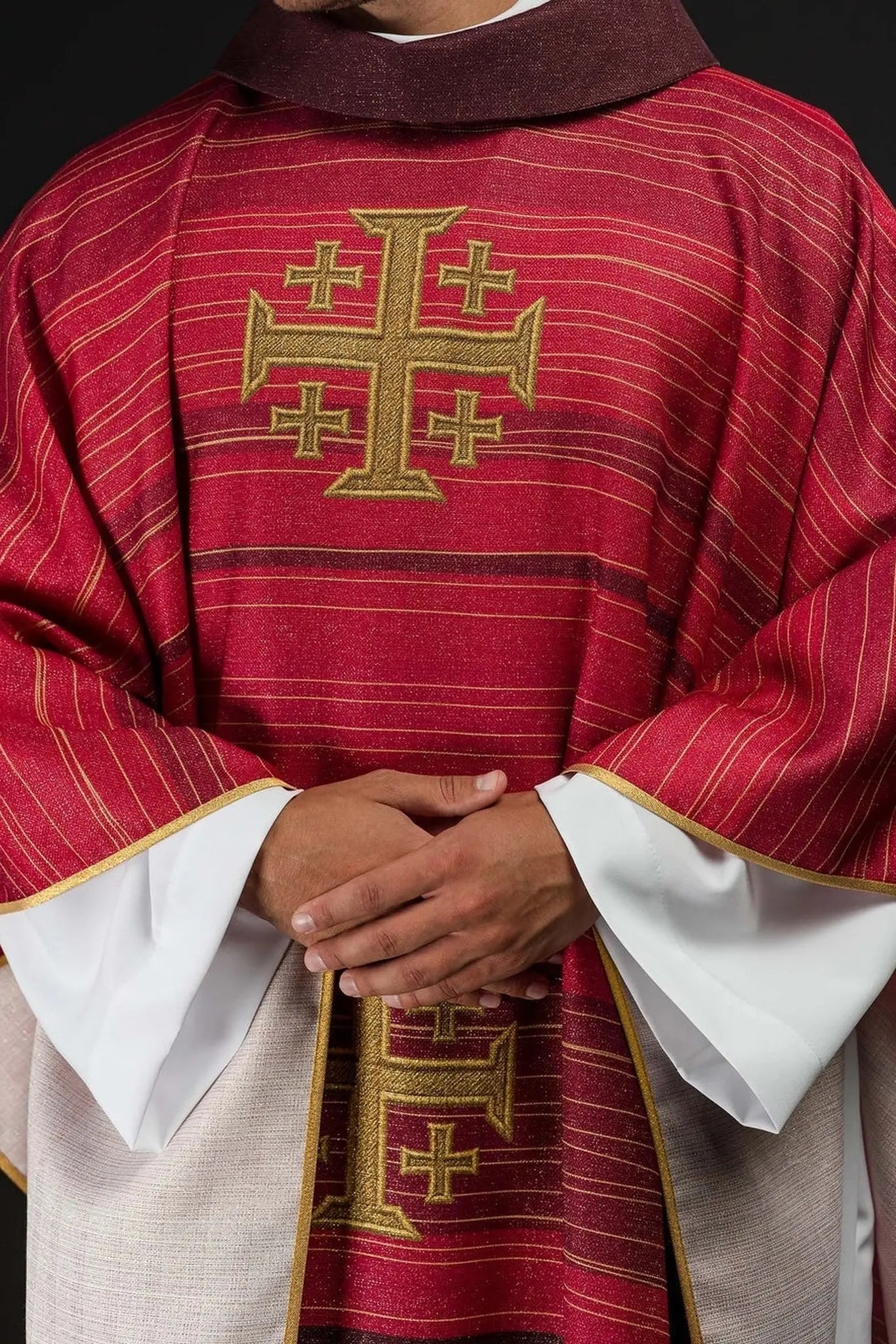 Chasuble imprimée avec croix de Jérusalem rouge