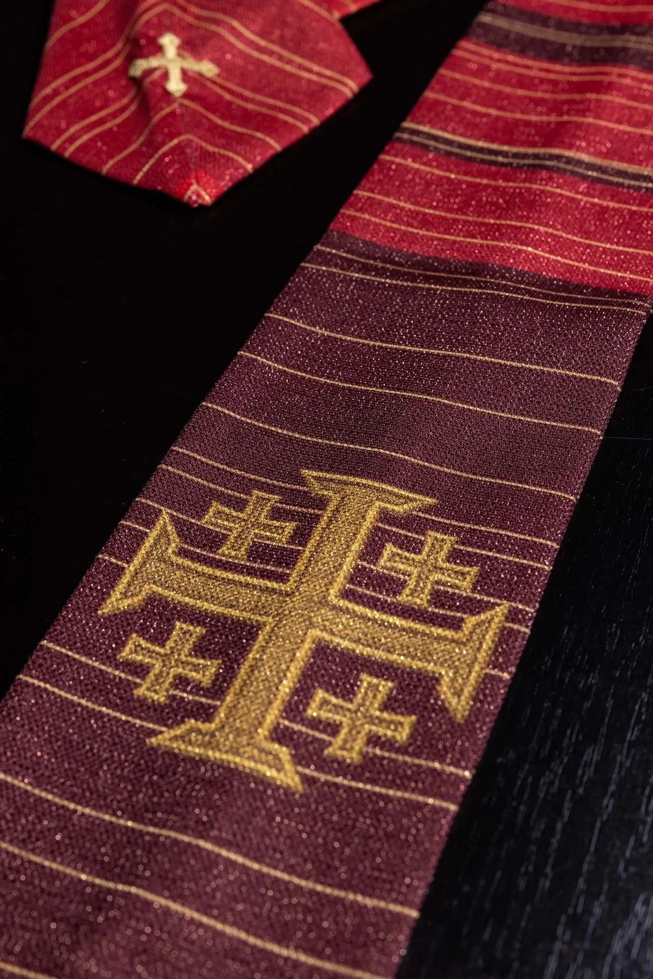 Chasuble imprimée avec croix de Jérusalem rouge