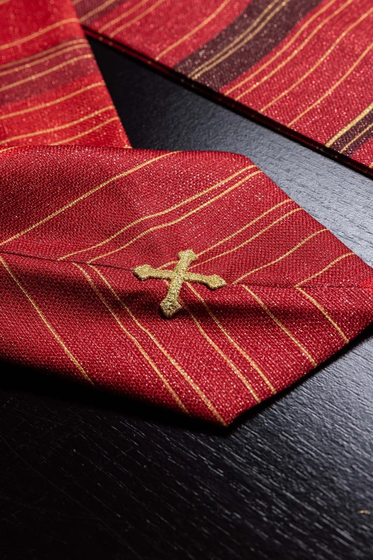 Chasuble imprimée avec croix de Jérusalem rouge