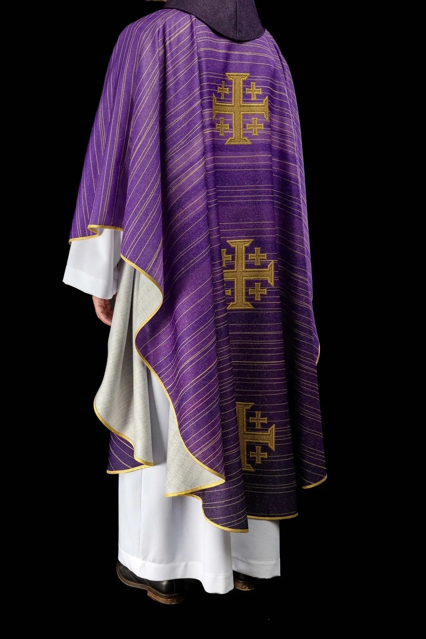 Chasuble imprimée avec croix de Jérusalem violet