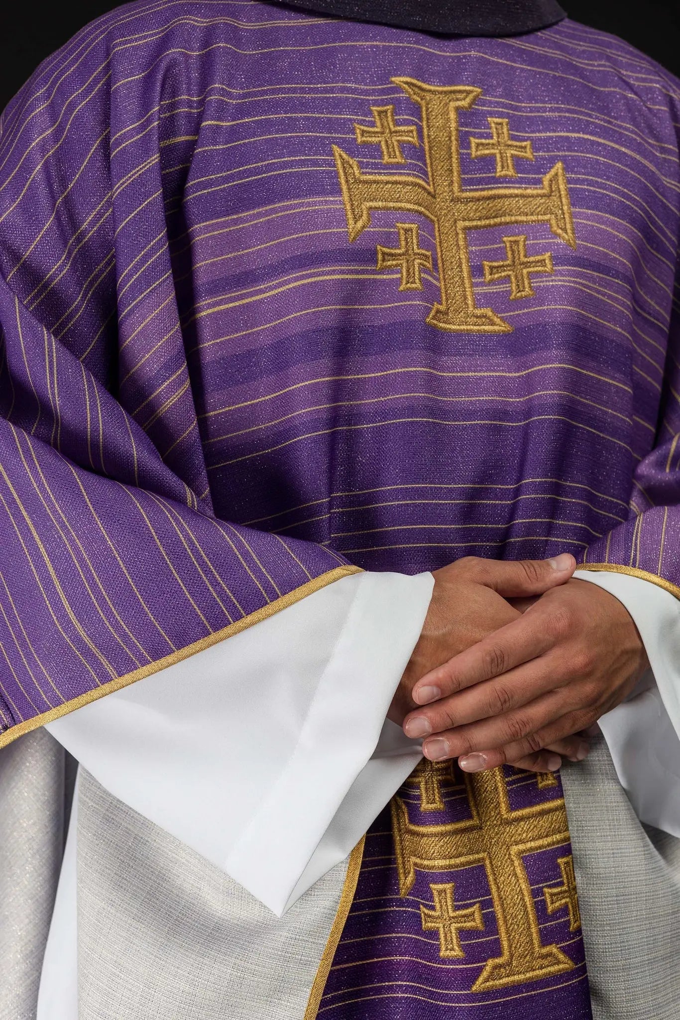 Chasuble imprimée avec croix de Jérusalem violet