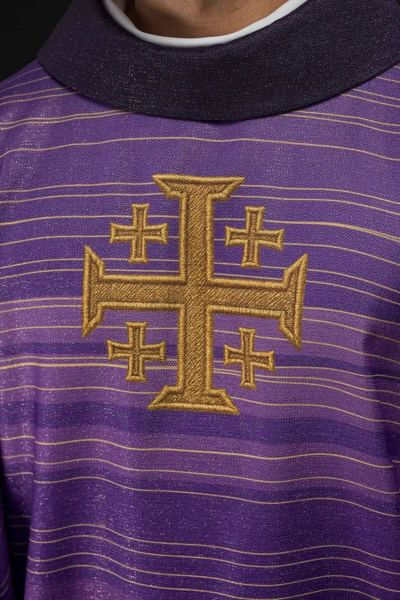 Chasuble imprimée avec croix de Jérusalem violet