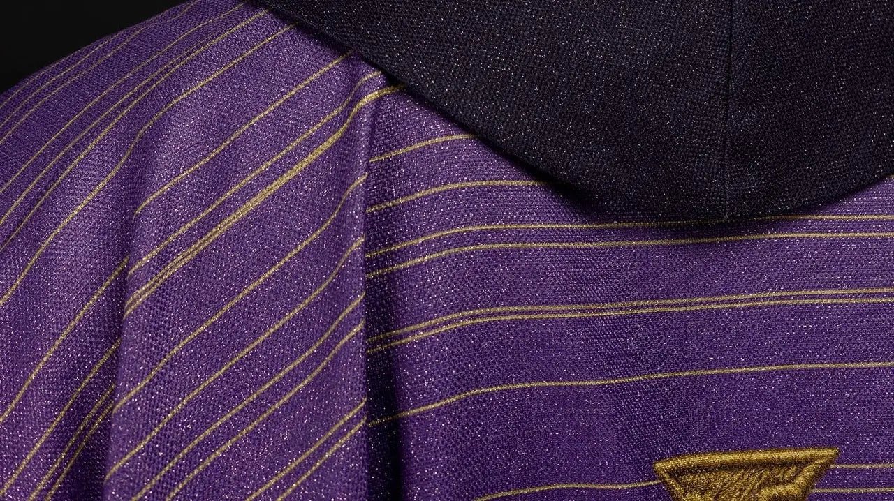 Chasuble imprimée avec croix de Jérusalem violet