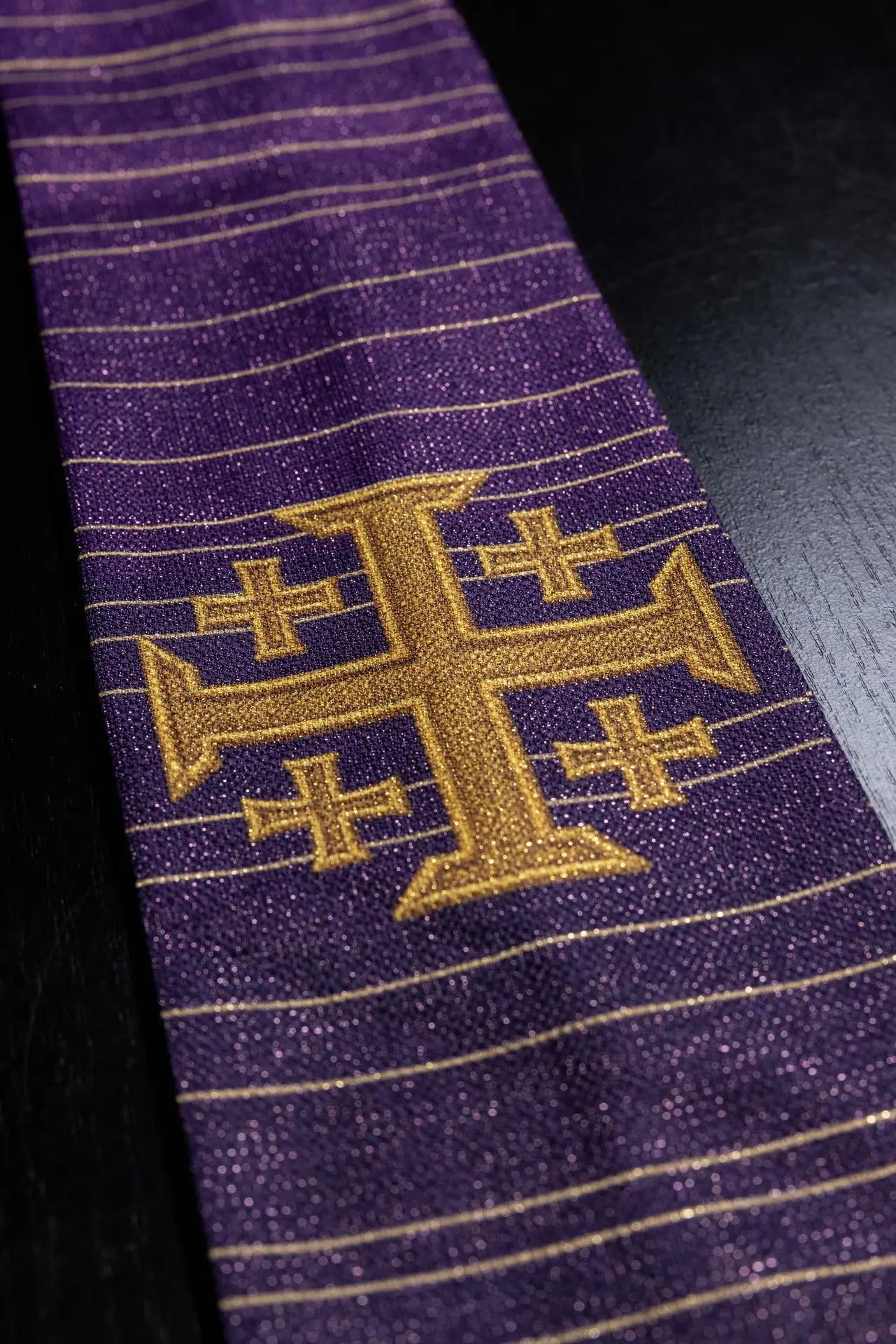 Chasuble imprimée avec croix de Jérusalem violet