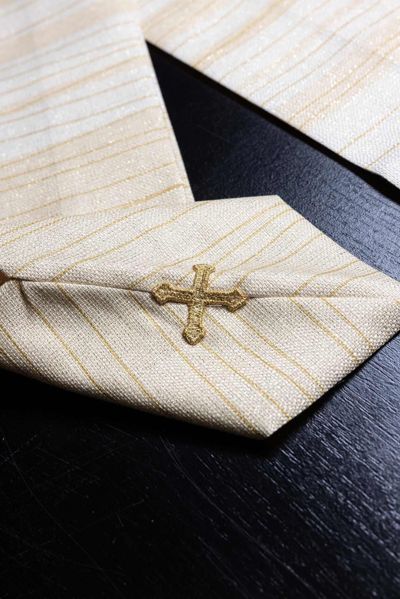 Ornat drukowany z Krzyżem Jerozolimskim ecru - ORNATY.PL