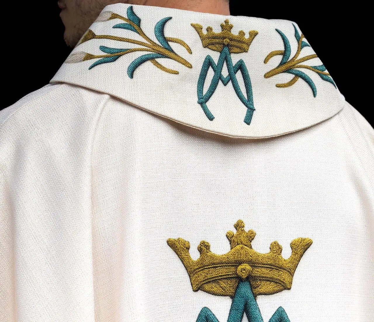 Chasuble mariale imprimée avec motif de lys et monogramme écru
