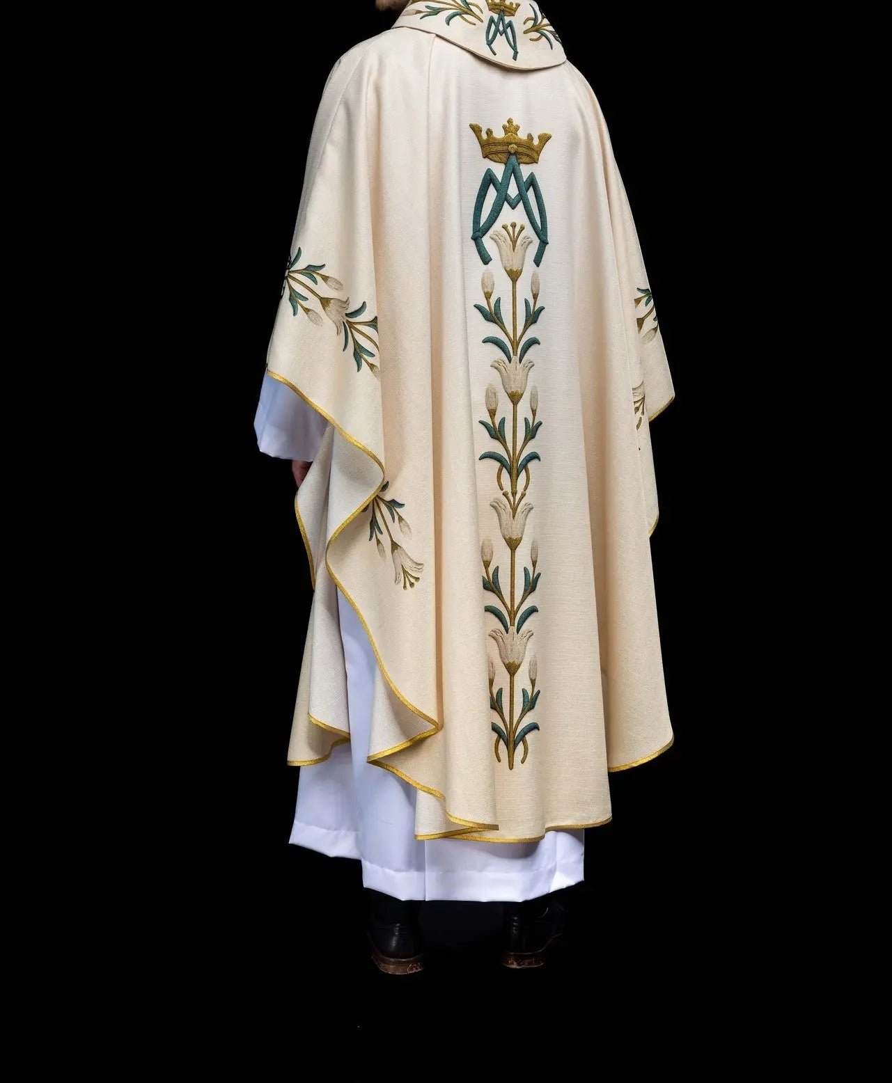 Chasuble mariale imprimée avec motif de lys et monogramme écru
