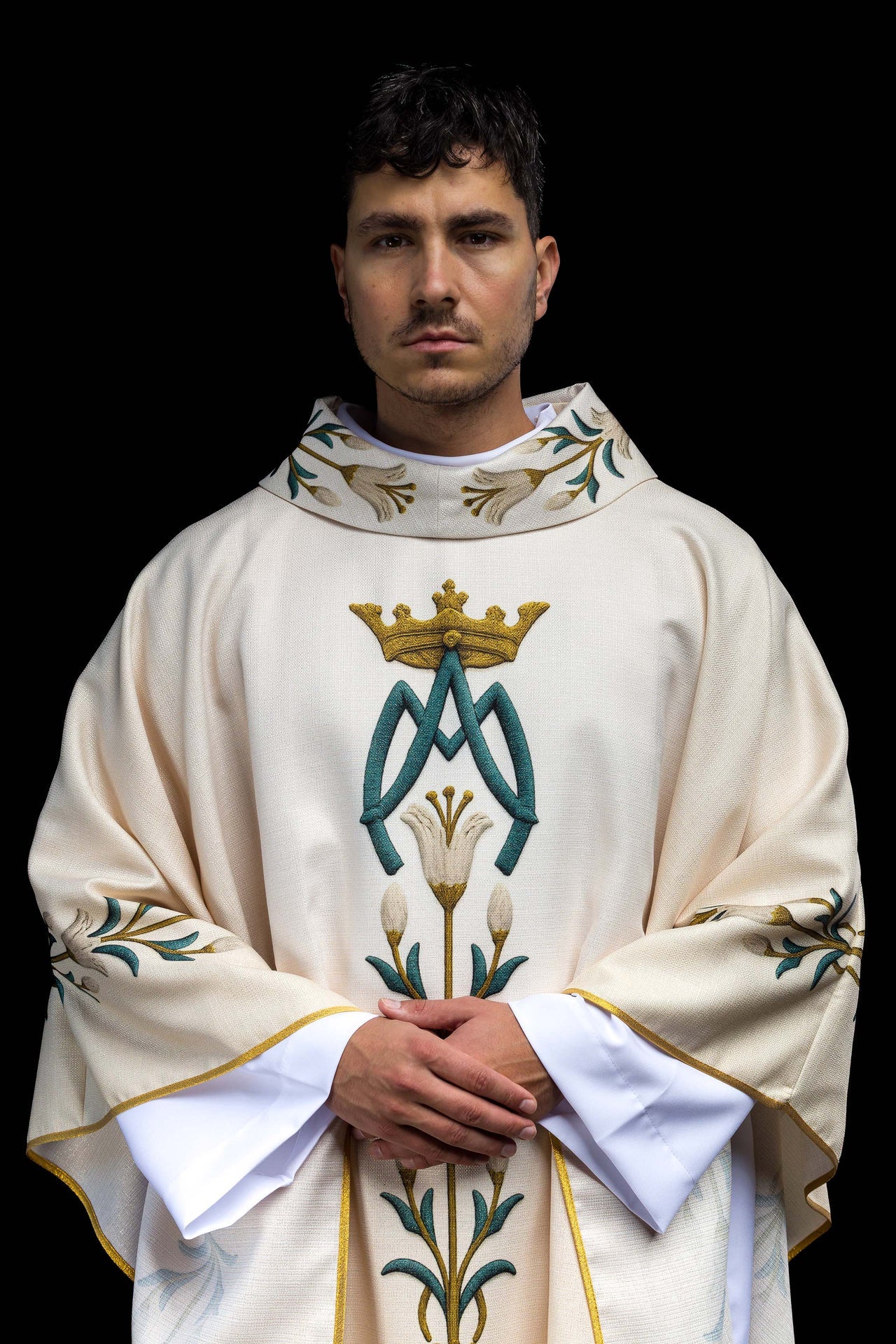 Ornement marial imprimé avec motif de lys et monogramme écru