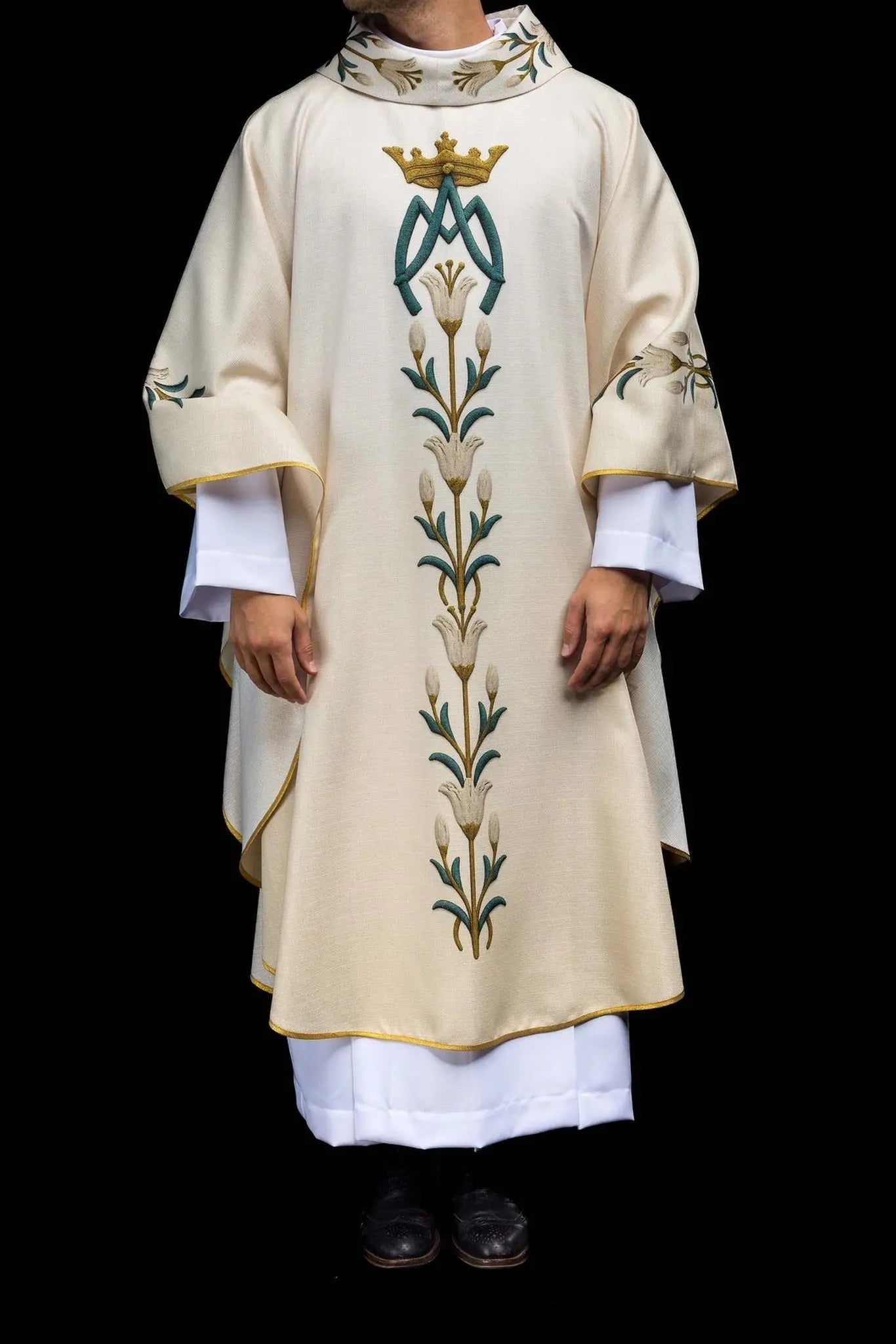 Chasuble mariale imprimée avec motif de lys et monogramme écru