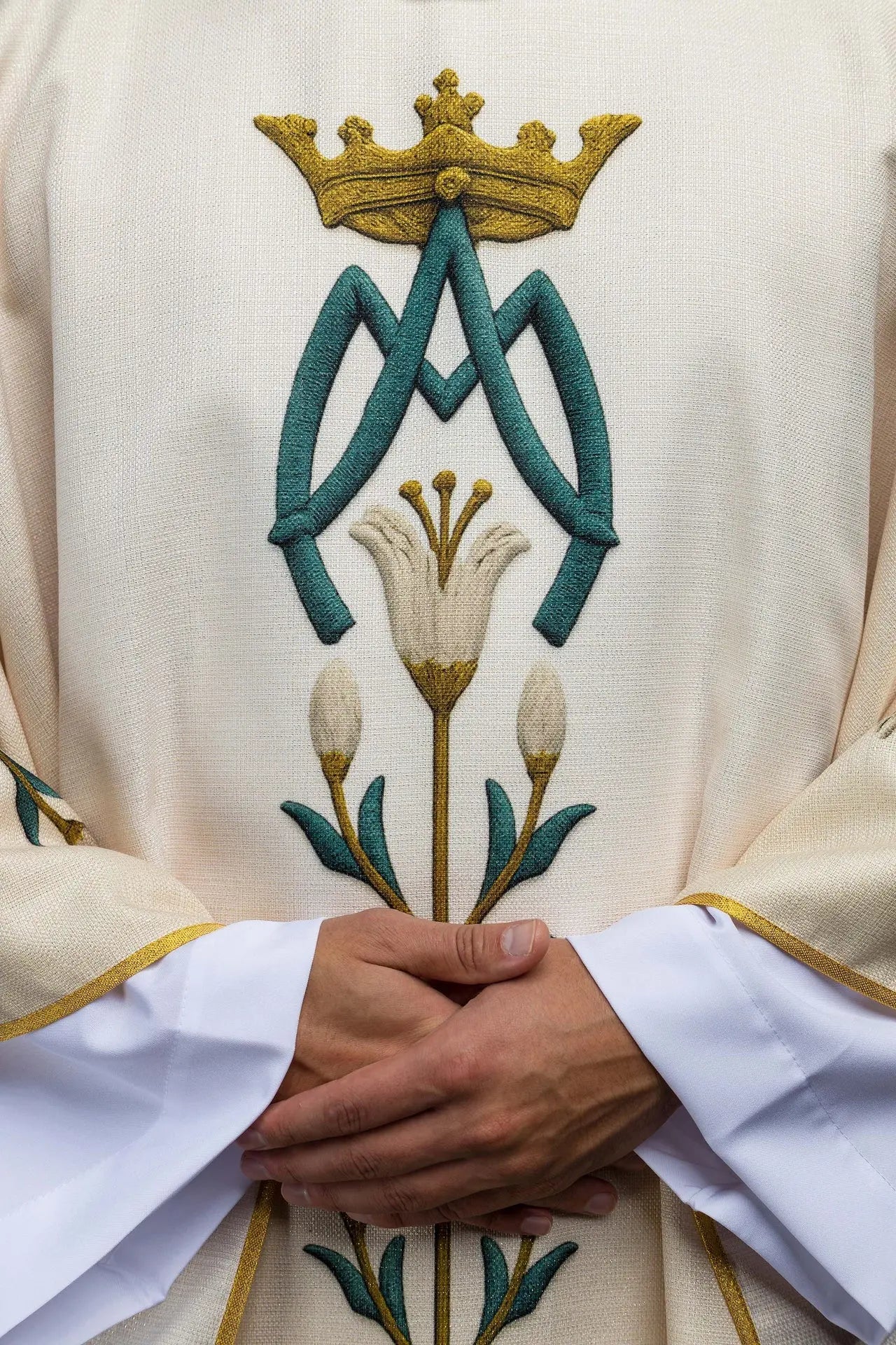 Chasuble mariale imprimée avec motif de lys et monogramme écru