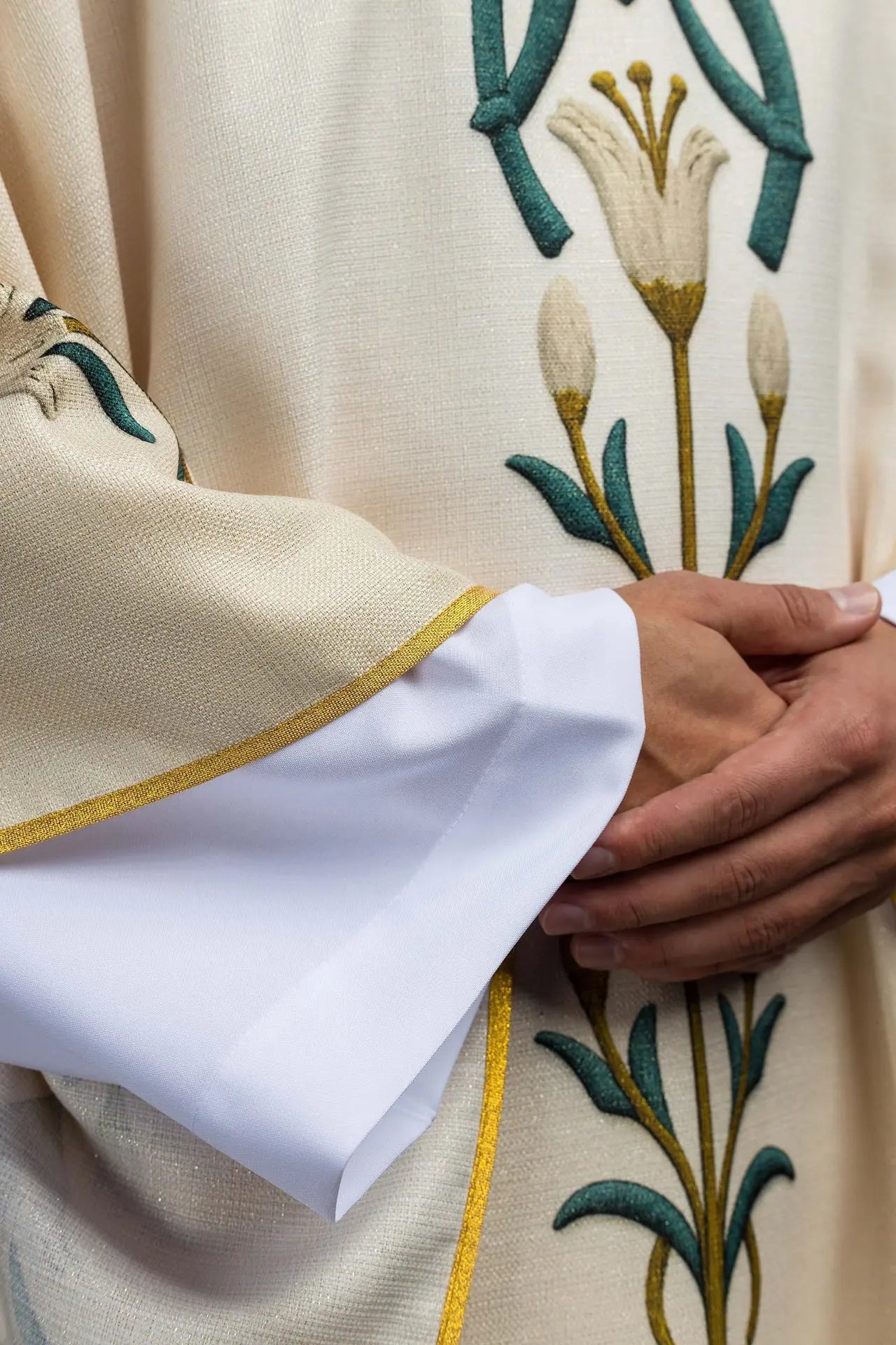 Chasuble mariale imprimée avec motif de lys et monogramme écru