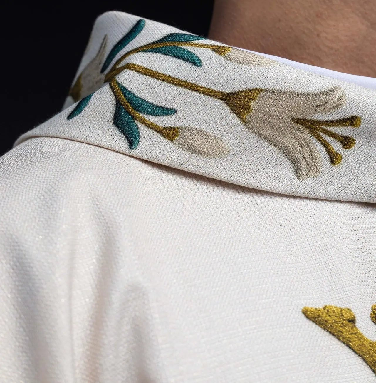 Chasuble mariale imprimée avec motif de lys et monogramme écru