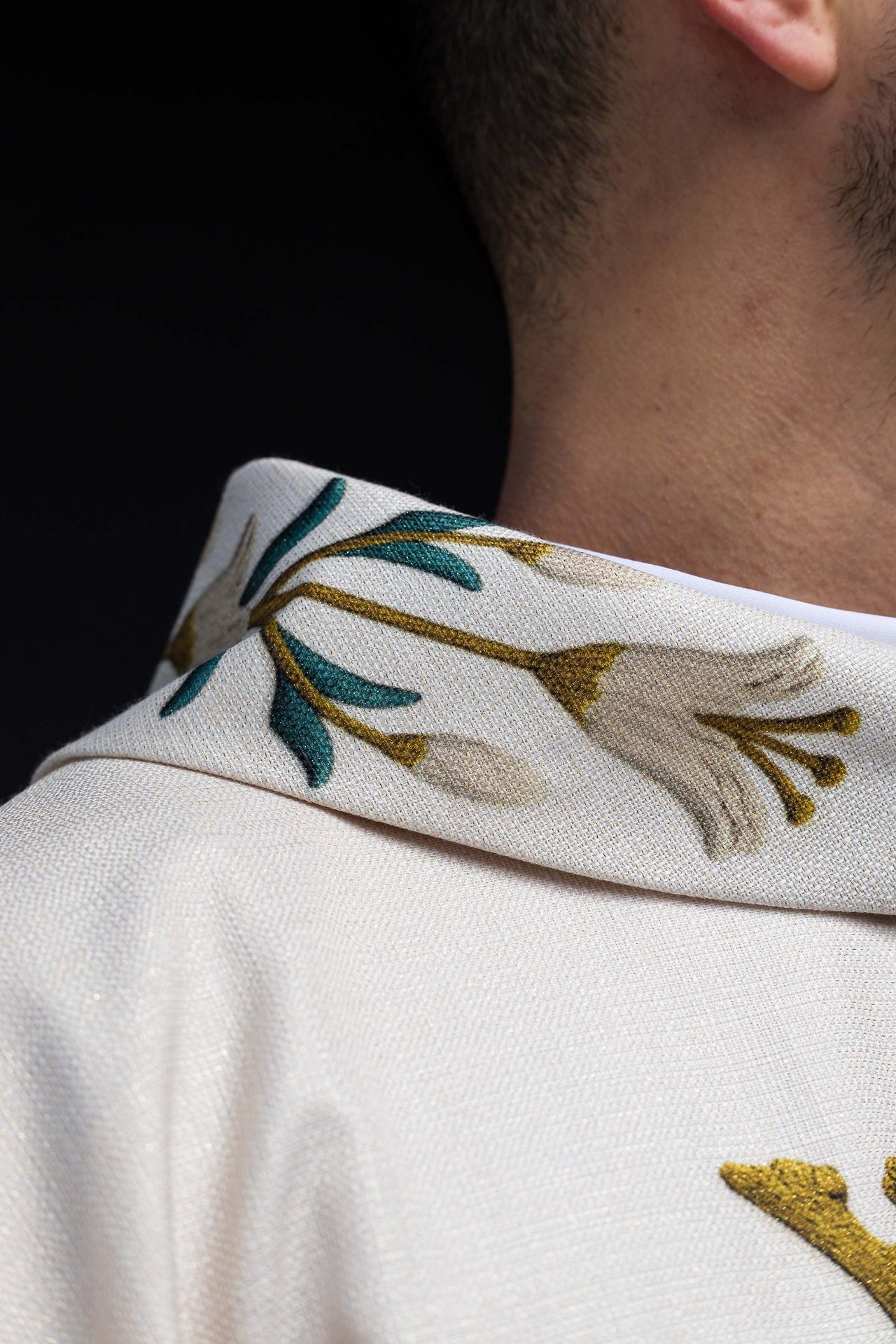 Ornement marial imprimé avec motif de lys et monogramme écru