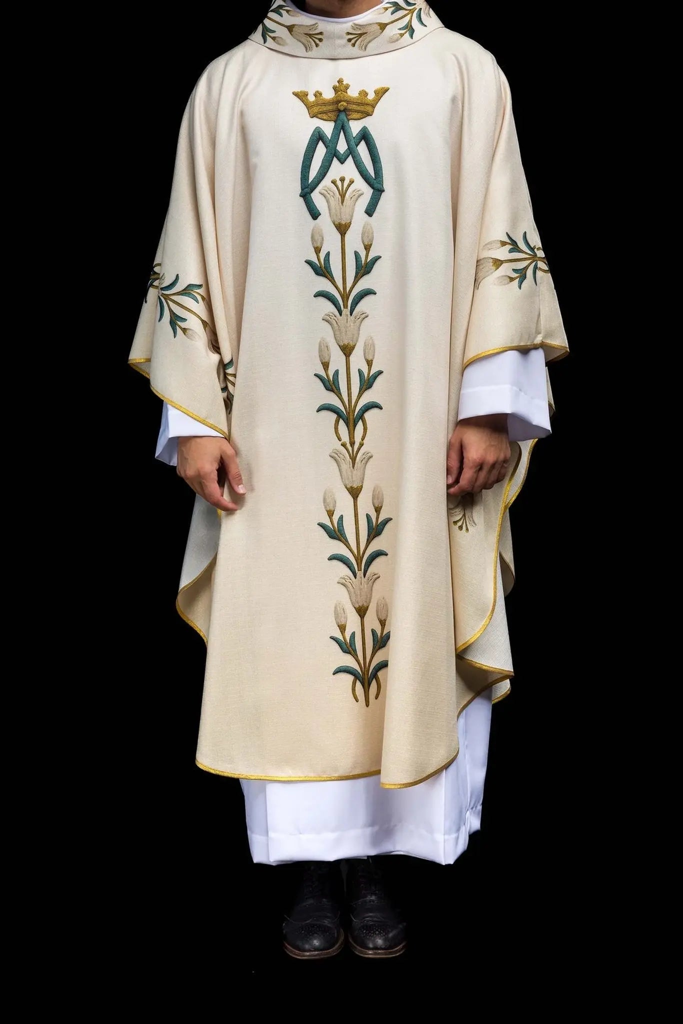 Chasuble mariale imprimée avec motif de lys et monogramme écru