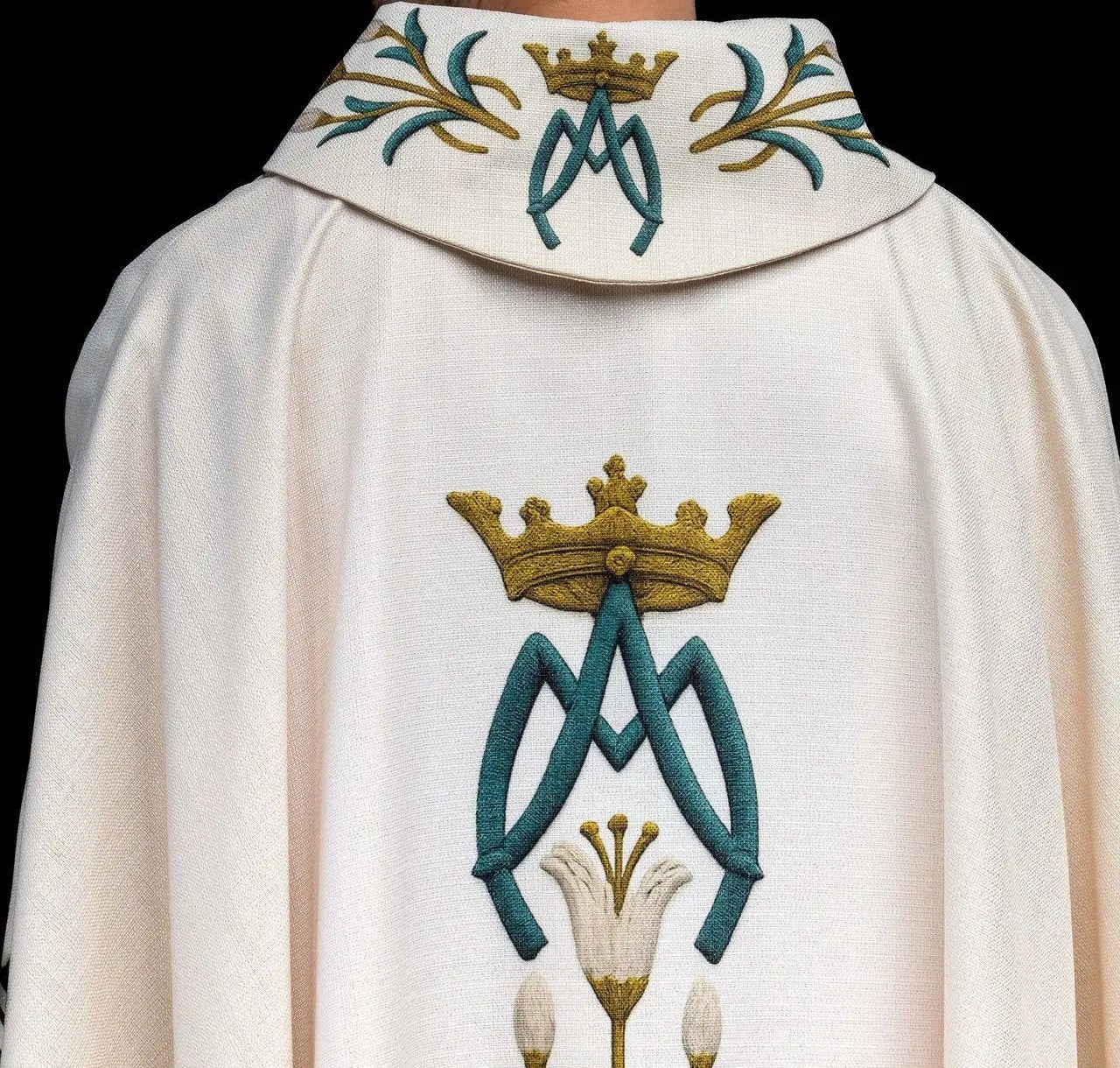 Chasuble mariale imprimée avec motif de lys et monogramme écru
