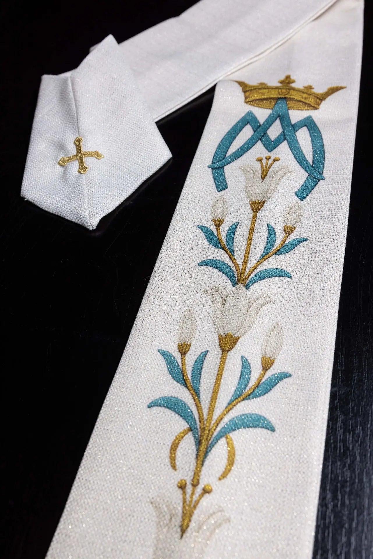 Chasuble mariale imprimée avec motif de lys et monogramme écru