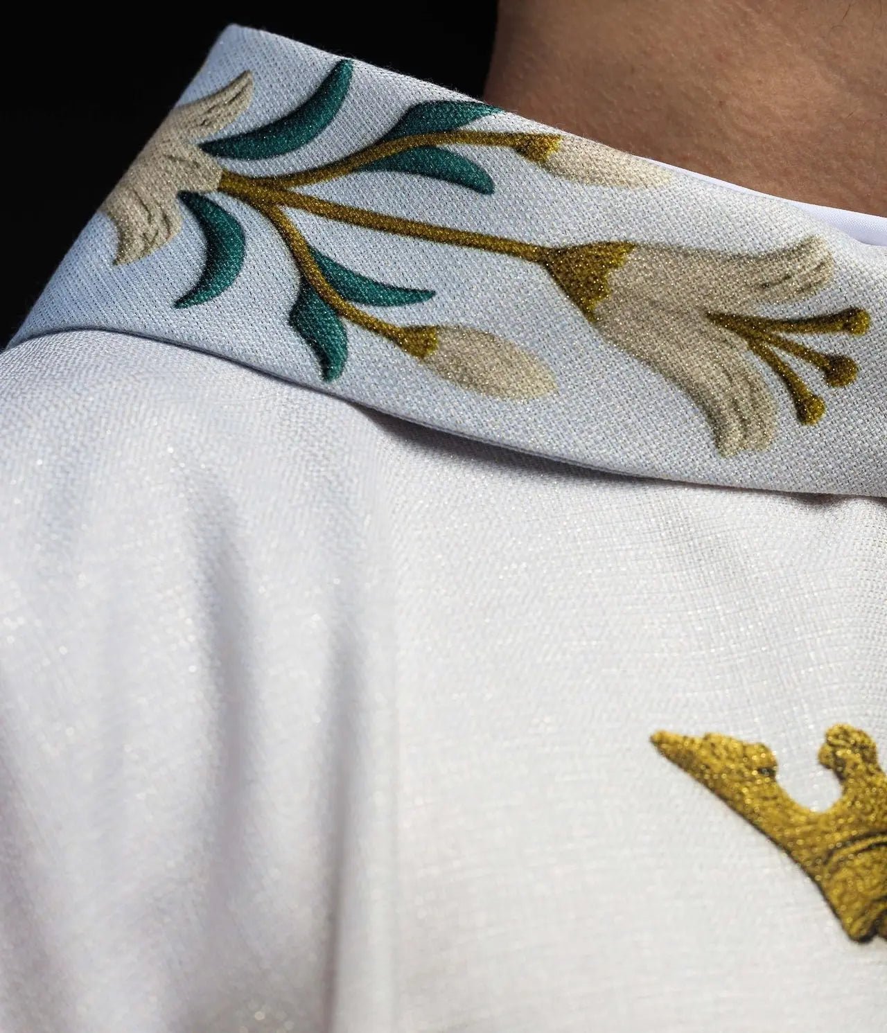 Chasuble mariale imprimée avec motif de lys et monogramme bleu–écru