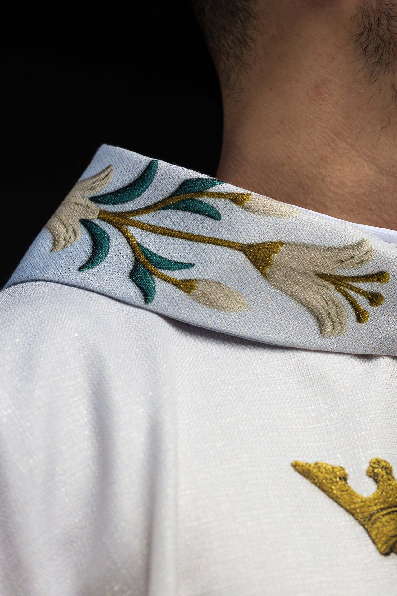 Ornement marial imprimé avec motif de lys et monogramme bleu-écru